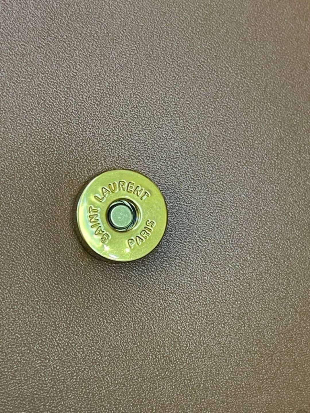 หนังแท้ YSL Yves Saint Laurent small leather shoulder bag กระเป๋าสะพายทรงเหลี่ยมแนวตั้งดีไซน์สวยหรูอยู่ทรงมีโลโก้แบรนด์ด้านหน้า อะไหล่ทองสวยหรู ภายในโล่งกว้าง สายสะพายหนังยาวปรับระดับได้ Rare items เด็ดๆแบบนี้ห้ามพลาด!