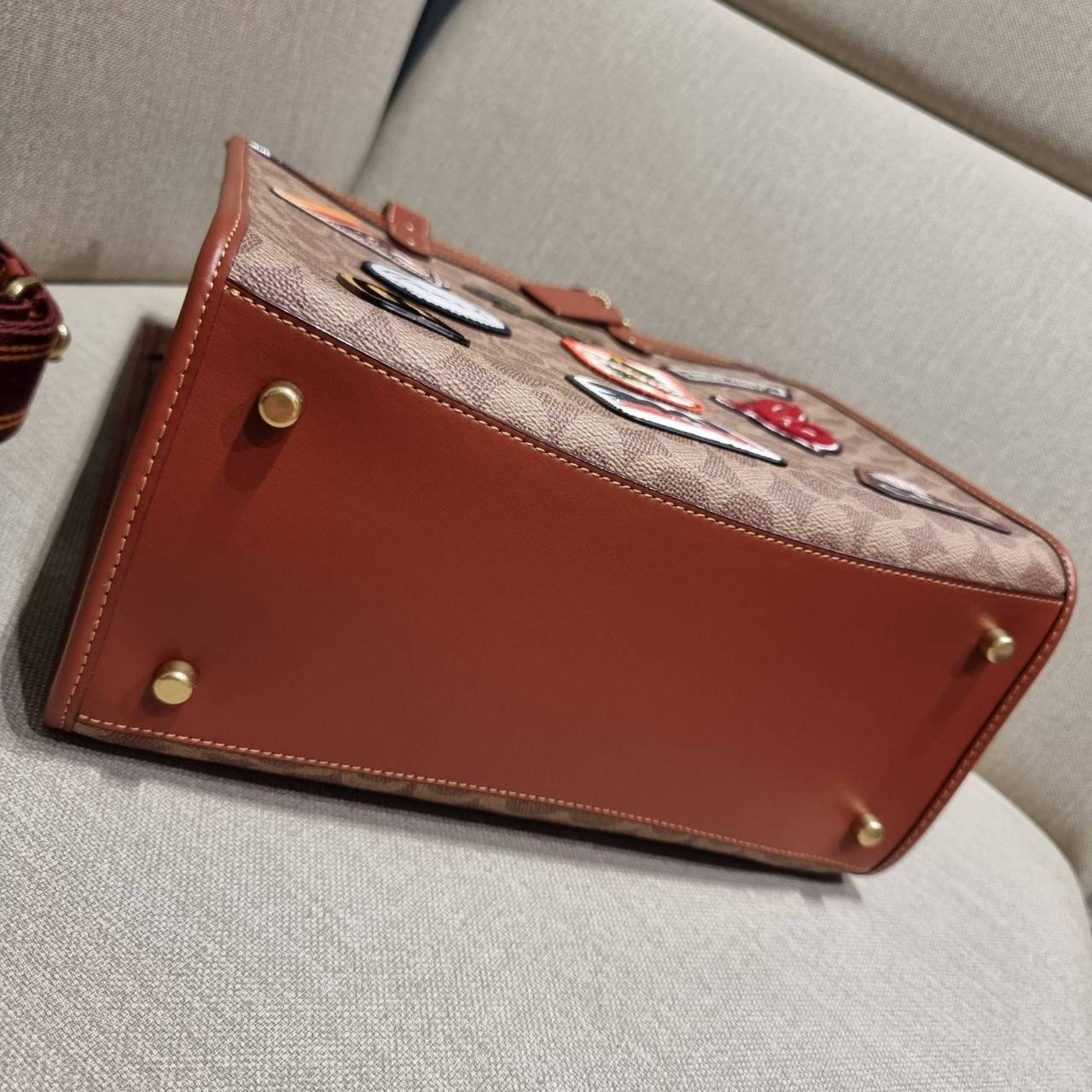 COACH C6846 FIELD TOTE IN SIGNATURE CANVAS WITH PATCHES คอลเลคชั่นใหม่สุดปัง!! สกีเรทโทร ดีไซน์วินเทจ ต้อนรับฮอลิเดย์นี้กันแบบที่สุด กระเป๋าทรงโท้ท ไซส์ใหญ่จุคุ้ม ฟังก์ชั่นการใช้งานสะดวกที่สุด มีทั้งสายคล้องแขนในตัว และสายครอสบอดี้ โดดเด่นด้วยแพทช์ลวดลายค