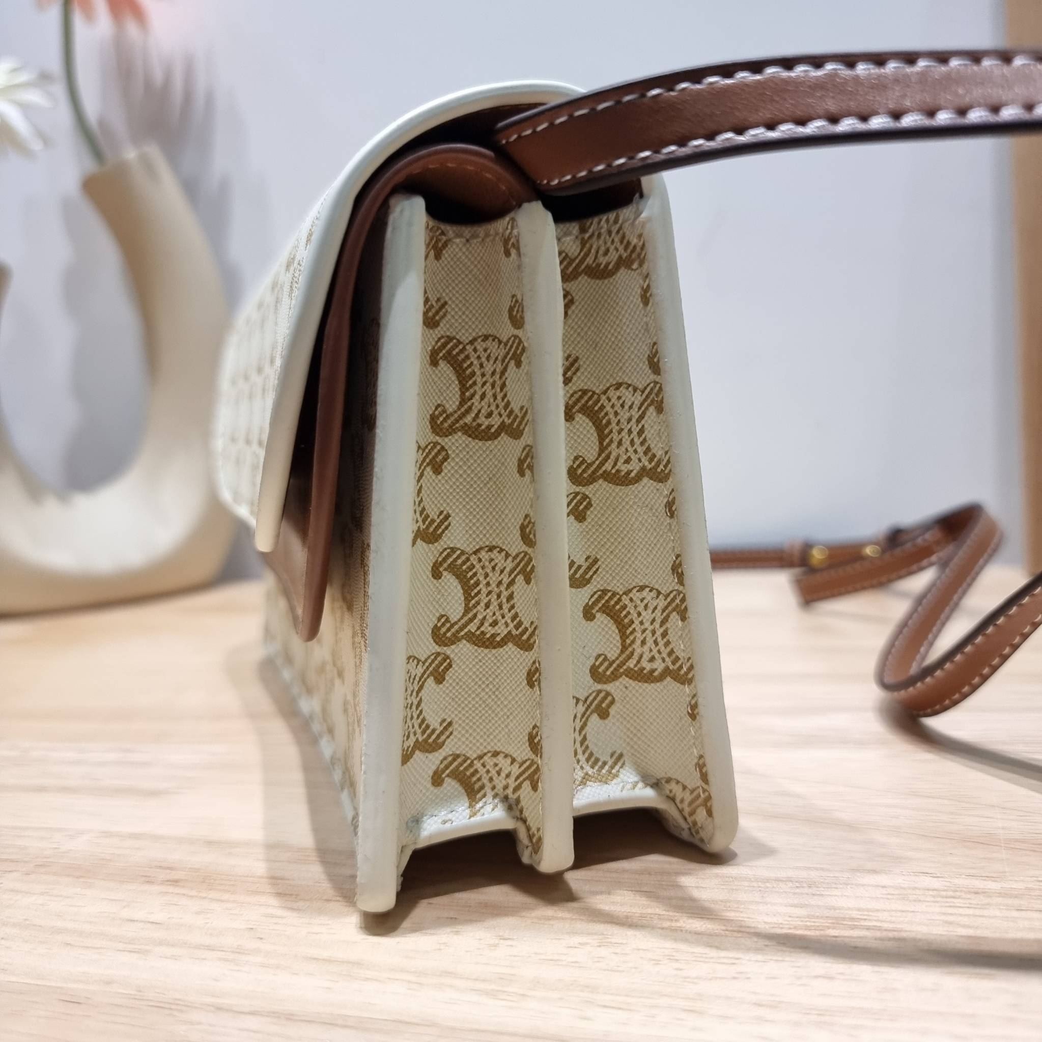 CELINE WALLET ON STRAP IN TRIOMPHE CANVAS AND LEATHER อีกหนึ่งรุ่นยอดนิยม กระเป๋าสะพายกึ่งคลัทช์ ในรูปแบบกระเป๋าสตางค์ ให้พกพาได้ง่าย ใส่ของสำคัญ มือถือ หรือบัตรต่างๆได้