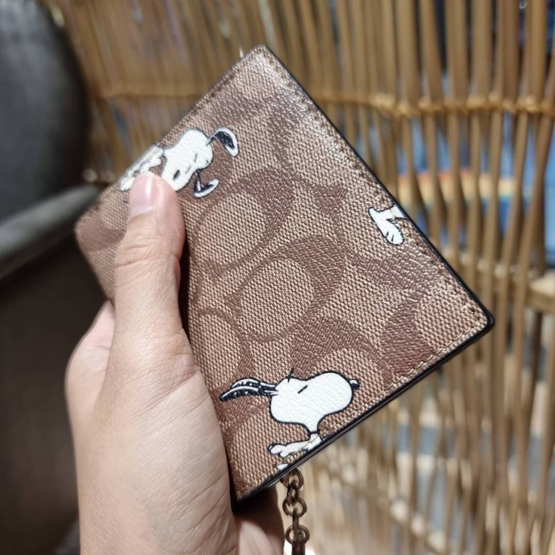 C4591 C4592 COACH COACH x PEANUTS SNAP WALLET IN SIGNATURE CANVAS WITH SNOOPY PRINT / WITH WOODSTOCK PRINT กระเป๋าสตางค์ใบเล็ก ขนาดกำลังเหมาะ ดีไซน์น่ารักอีกแล้วจ้า ♥️ มันน่ารักน่าใช้มาก โดดเด่นด้วยลายคอลเลคชั่นยอดฮิต วัสดุหนังแคนวาสเคลือบลาย เปิด-