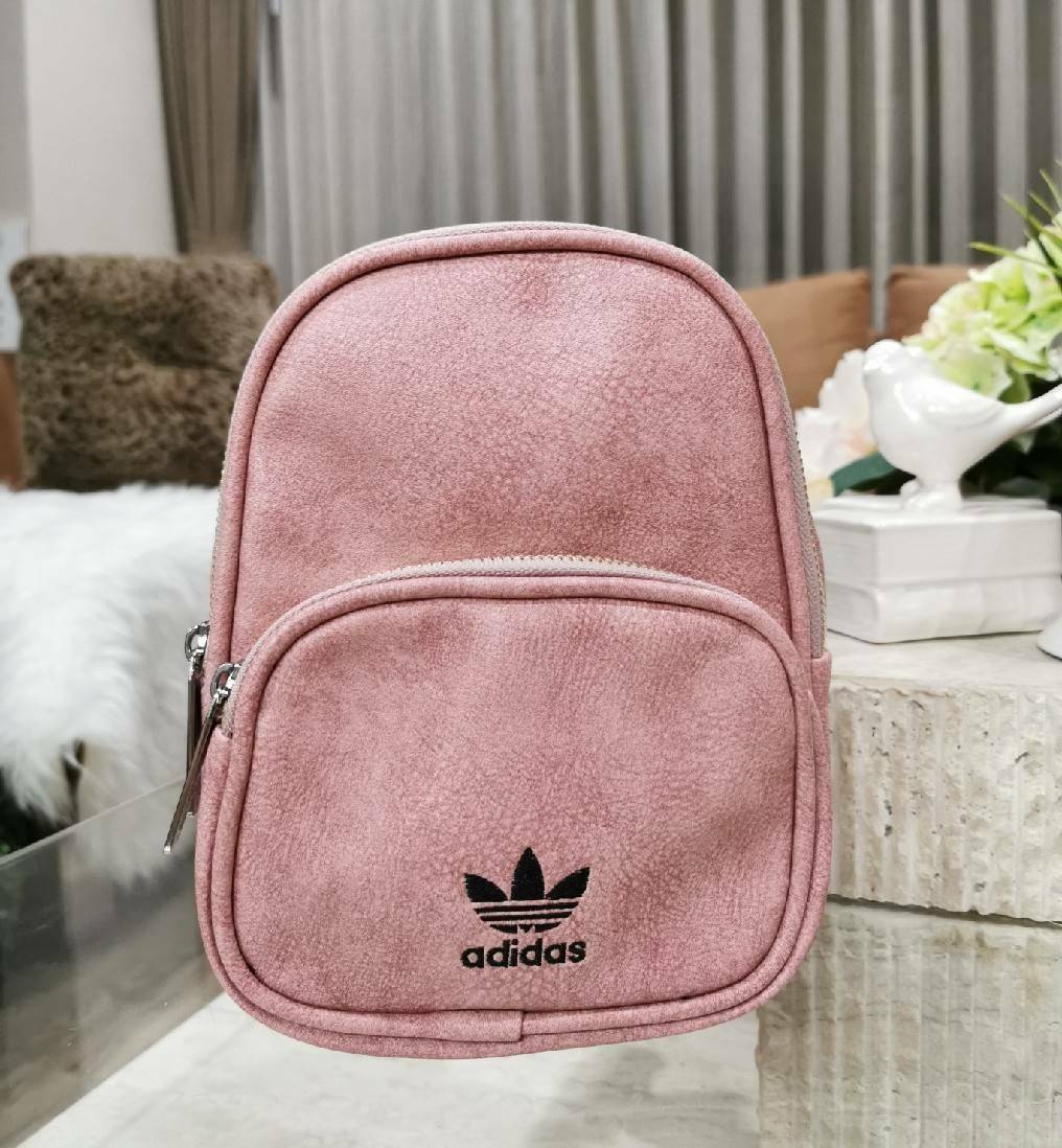 ADIDAS MINI BAGPACK กระเป๋าเป้สไตล์ Sport ขนาดมินิ กำลังน่ารัก น้ำหนักเบา ด้านหน้ามีโล้โก้และช่องซิป เปิดปิดด้วยซิปสะดวกใช้หัวซิปแบรนด์ ภายในมีโลโก้และช่องใส่ของ มีหูจับถนัดมือ สายสะพายเลื่อนปรับระดับได้ freesize ไอเท็มใหม่ดีไซน์สุดฮิต พร้อมส่งที่ไทยในราค
