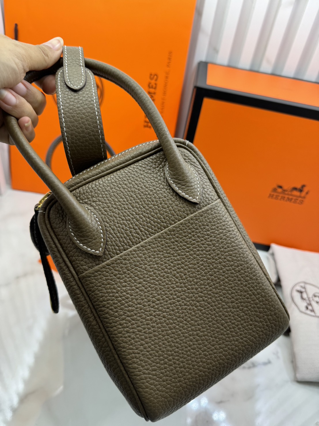 พร้อมส่ง 15 สี HERMES Lindy 26 bag กระเป๋าทรงโท้ทหนังสวยอย่างดี เอกลักษณ์ของความเรียบหรูไฮคลาสอย่างสมบูรณ์แบบ เกรดออริ สลับแท้ งานสวยตามรูป ใช้งานต่างประเทศได้
