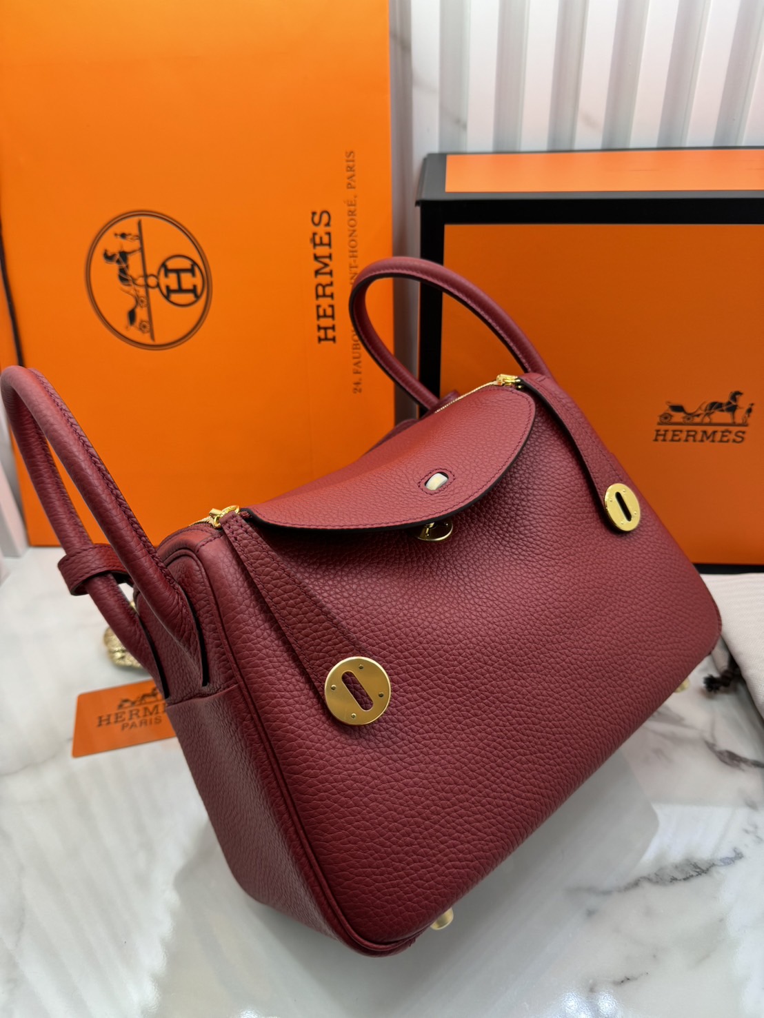 พร้อมส่ง 15 สี HERMES Lindy 26 bag กระเป๋าทรงโท้ทหนังสวยอย่างดี เอกลักษณ์ของความเรียบหรูไฮคลาสอย่างสมบูรณ์แบบ เกรดออริ สลับแท้ งานสวยตามรูป ใช้งานต่างประเทศได้
