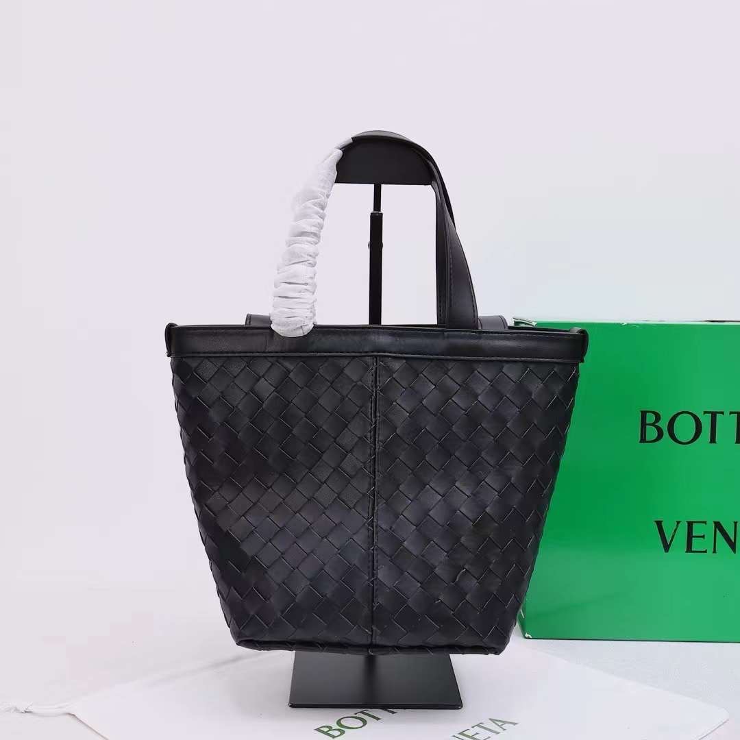 BOTTEGA Small Flip Flap Tote bag soft Intrecciato leather with zippered pocket กระเป๋าทรงโท้ทดีไซน์สานเป็นเอกลักษณ์หรูหรา จุของได้เยอะ เกรดออริ สลับแท้ 1:1 ใช้งานต่างประเทศได้