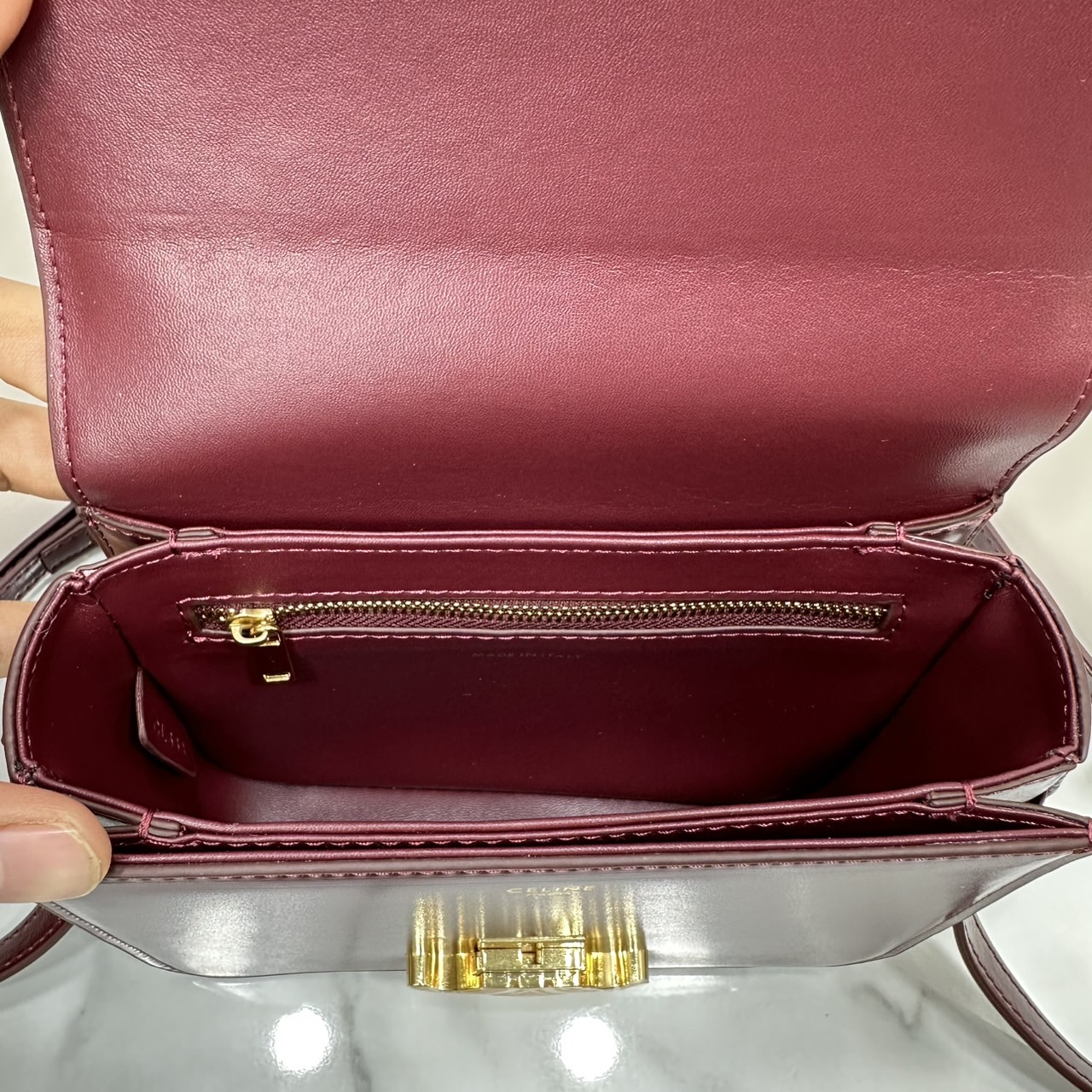 ORI หนังแท้ | 7" CELINE TRIOMPHE TEEN BAG in glossy leather กระเป๋าสะพายรุ่นยอดนิยม ถ่ายทอดให้เห็นถึงแก่นแท้ของสไตล์แบบ CELINE งานหนังเรียบเงาสวยหรูหรา