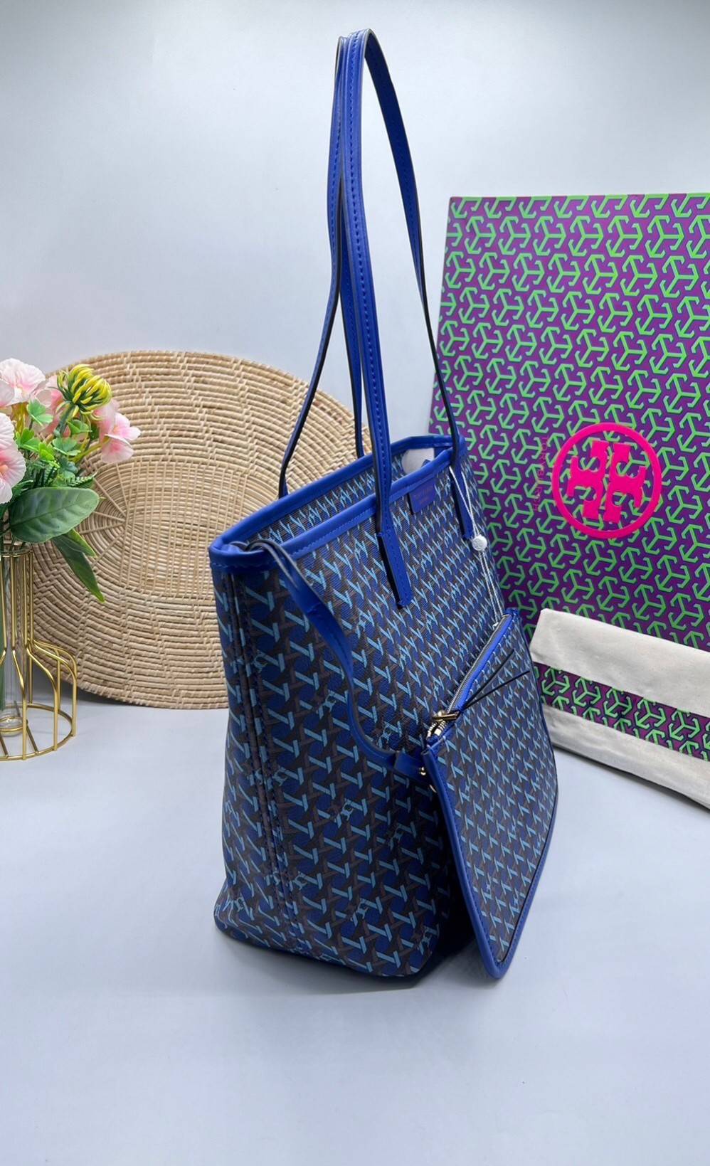 Tory Burch Ever Ready Zip Tote Small Coated Canvas / Tory Burch Geo Logo Tote กระเป๋าโท้ท พิมพ์ลายด้วยลวดลายสานตะกร้าอันเป็นเอกลักษณ์ของแบรนด์ ซึ่งได้แรงบันดาลใจจากความหลงใหลในงานจักสานของผู้ก่อตั้ง