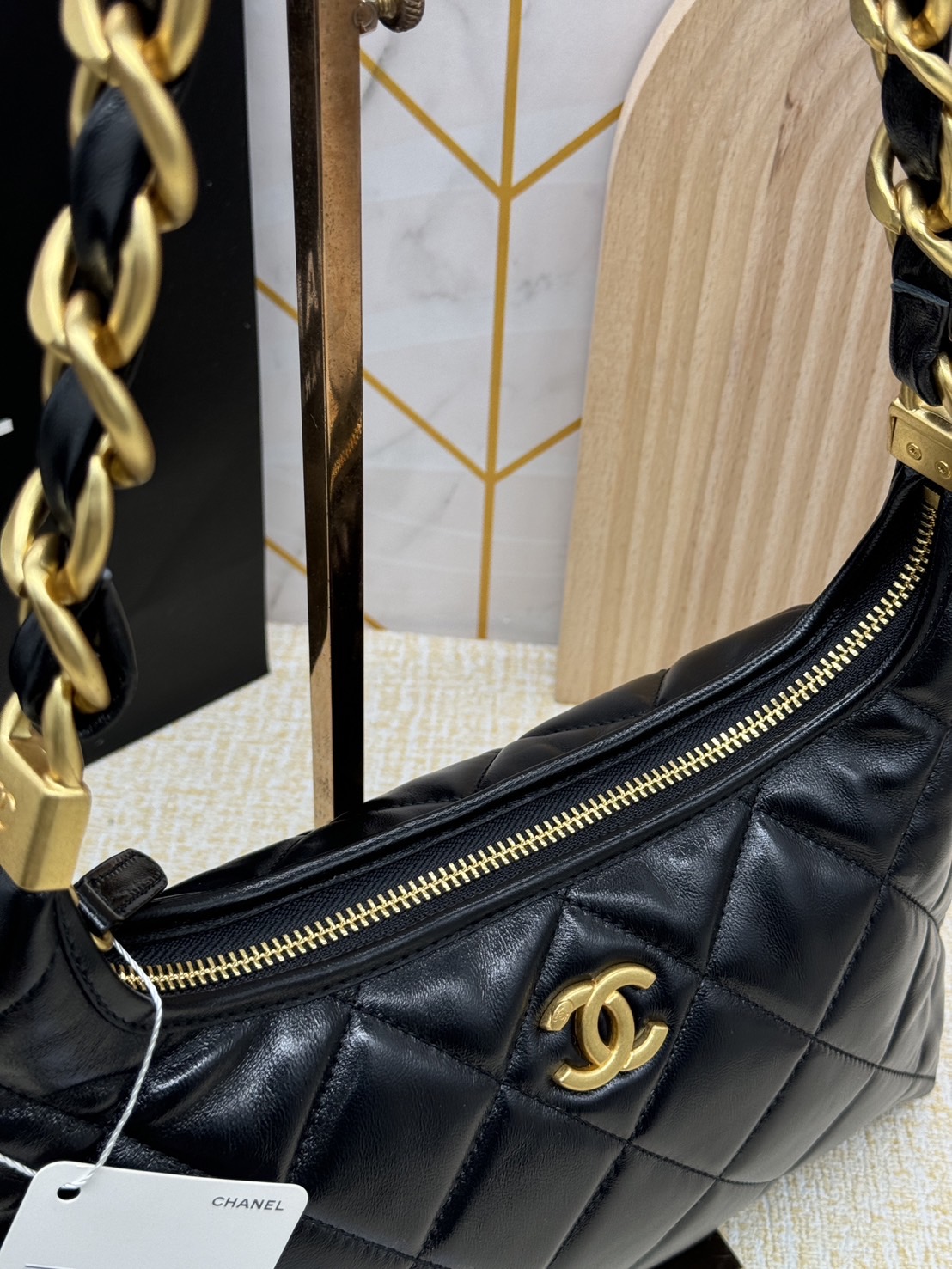 CHANEL HOBO BAG Shiny Leather & Gold-Tone Metal 26cm กระเป๋าทรงโฮโบ ดีไซส์สวยเรียบหรู เกรดออริ สลับแท้ 1:1 ใช้งานต่างประเทศได้