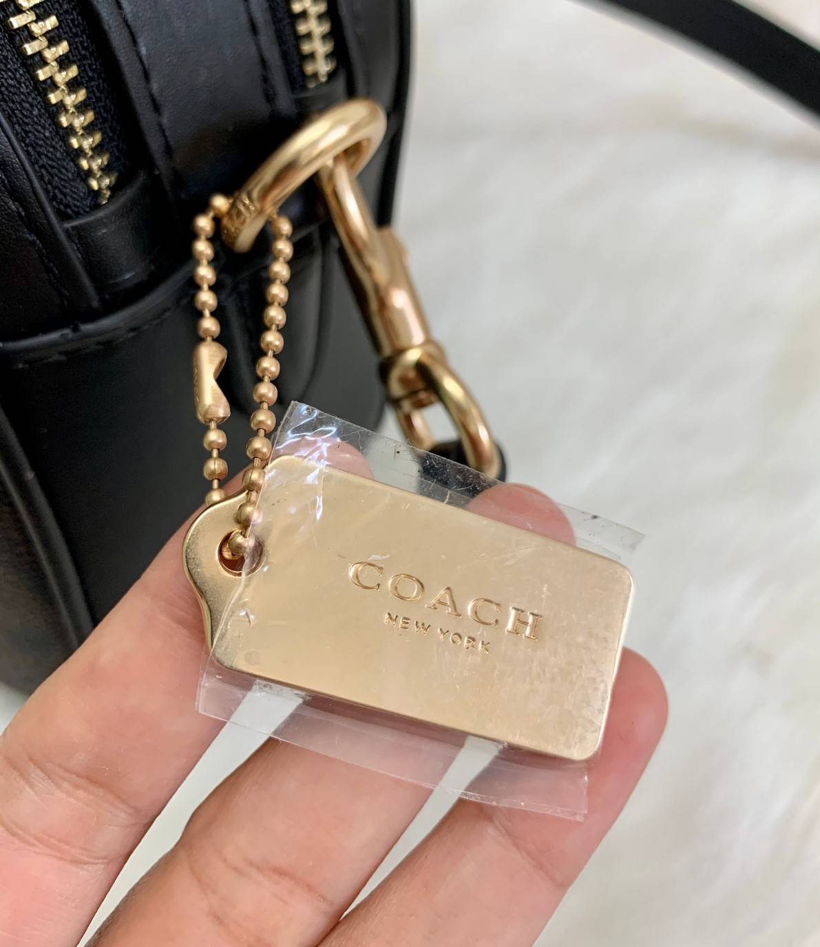 ใครรออยู่จัดเลยค่ะ มากี่รอบไม่พอจริงๆค่ะ😁 COACH JES CROSSBODY IN SIGNATURE BAG กระเป๋าสะพายข้าง//ครอสบอดี้ร์ วัสดุหนังแท้ หนังนิ่มทรงสวย 🔺อะไหล่ป้ายห้อยโลหะแบรนด์นะคะ กระเป๋าแบ่ง2ซิป แต่ละช่องกว้าง สามารถใส่กระเป๋าเงินใบยาวได้; ของจำเป็นได