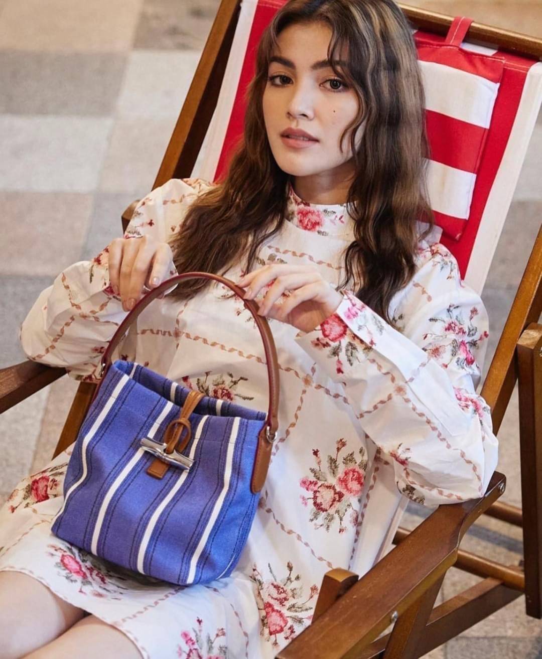 LONGCHAMP ROSEAU ESSENTIAL RAYÉ Bucket bag S - Blue สำหรับใครที่ต้องการกระเป๋าแบบใช้งานได้ในหลาย ๆ โอกาส สีสันกระเป๋าสามารถแมทช์ได้ง่ายกับเสื้อผ้า Longchamp รุ่นนี้สามารถตอบโจทย์ เป็นกระเป๋าที่ขนาดกำลังพอดี