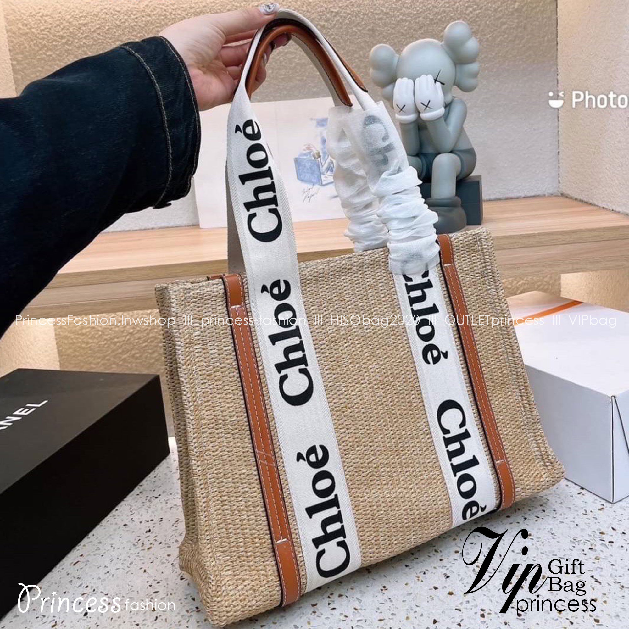 CHLOE Woody tote bag 14" / Chloe Women's Straw Woven Canvas Print Shopping Bag ปังไม่ไหว รุ่นมาใหม่งานสานแน่นเต็มใบ สายสะพายแคนวาสพิมพ์ชื่อแบรนด์แบบตะโกน สวยลงตัวรุ่นนึ้ไม่ควรพลาดน้า