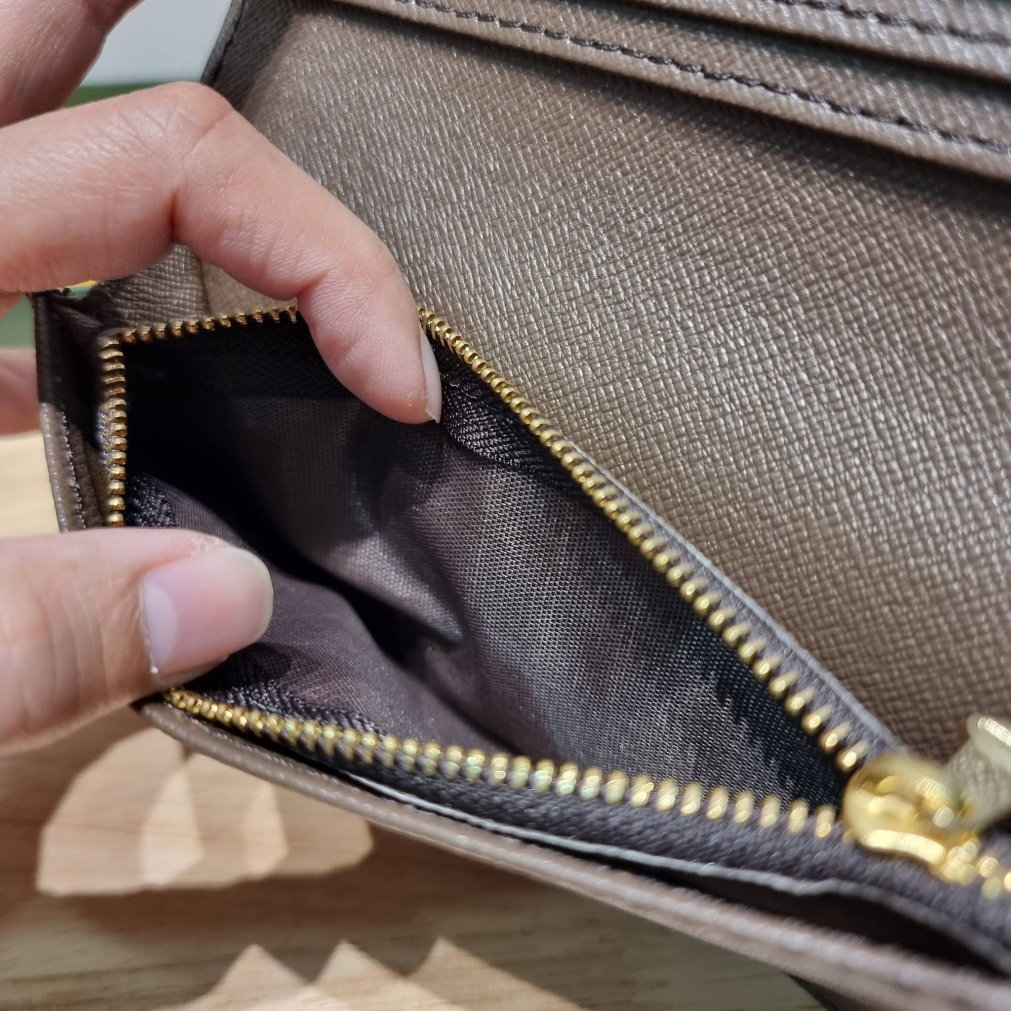 Goyard Bi Fold Long Wallet / GOYARD FLAP WALLET / Goyard Long Wallet กระเป๋าสตางค์ใบยาว รุ่น unisex ที่ใช้ได้ทั้งหนุ่มๆและสาวๆ ไอเท็มนี้ตอบโจทย์สำหรับคนที่ชอบเก็บบัตรเยอะๆ