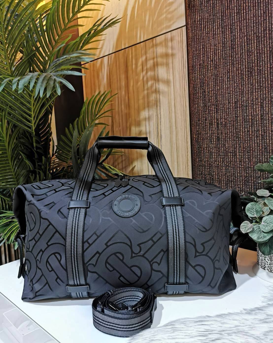 BURBERRY FRAGRANCES MONOGRAM TRAVEL BAG GIFT WITH PURCHASE GWP Limited จาก BURBERRY PURFUME COUNTER วัสดุ POLYAMIDE ขึ้นลาย Monogram คอลเลคชั่นล่าสุด ใบใหญ่จุใจแ2ต่น้ำหนักเบา ใส่สัมภาระขึ้นเครื่องเดินทางได้ ใส่เสื้อผ้า รองเท้า เอกสาร A4 iPad Notebookได้ ภ