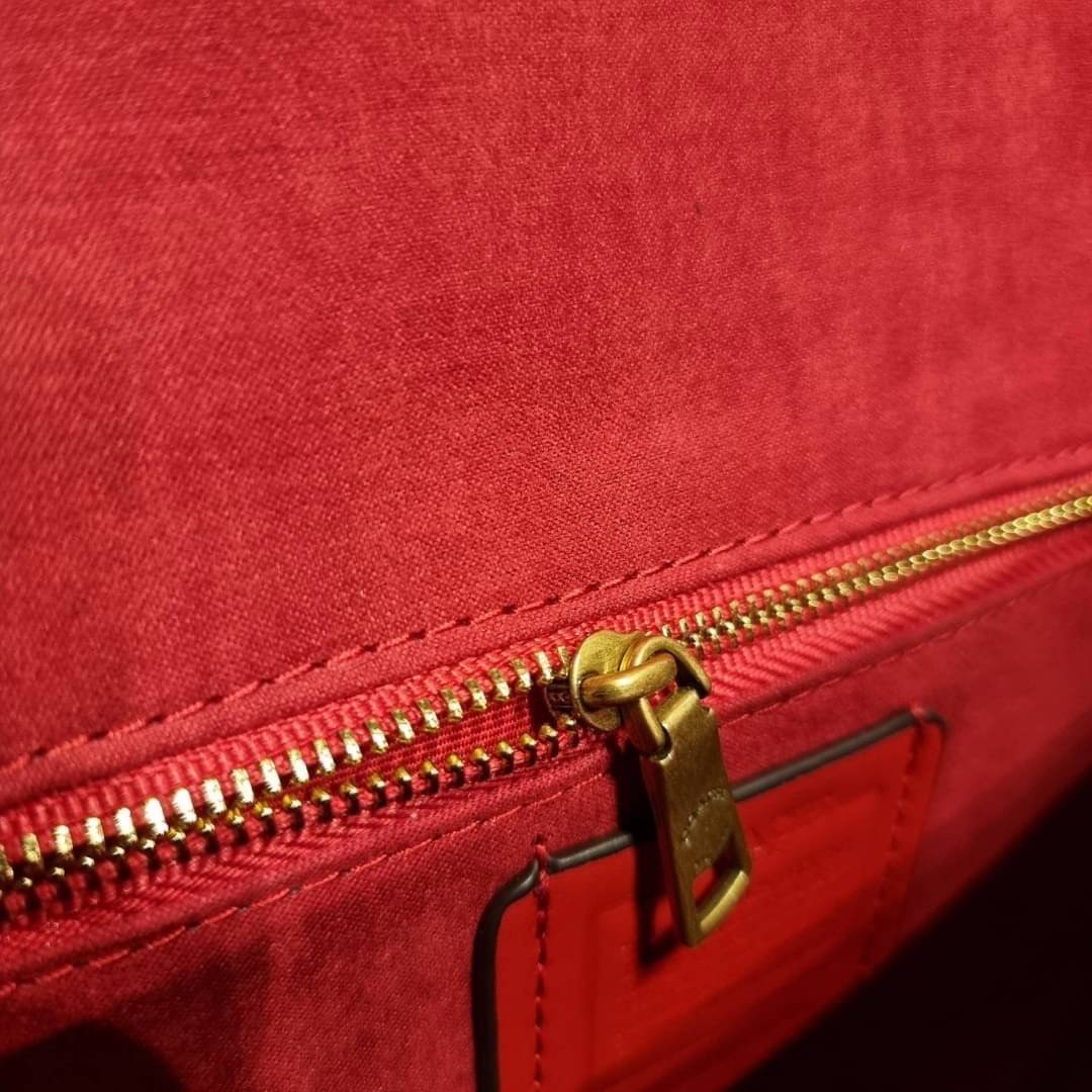 COACH C0749 BEAT SADDLE BAG The best item! ที่สาวๆรอคอย! ฮอตไฟลุก! สีหายาก ละมุนคุณหนู คอลเลคชั่นใหม่ ดีไซน์หรูหรา พิเศษมากๆมาพร้อมสายสะพาย 2 เส้น ใช้คู่กันหรือแยกสะพายก็สวยครบสูตร กระเป๋าสะพายทรง saddle คลาสสิค วัสดุหนัง glove-tanned ทนทาน เปิด-ปิดด้วยกร