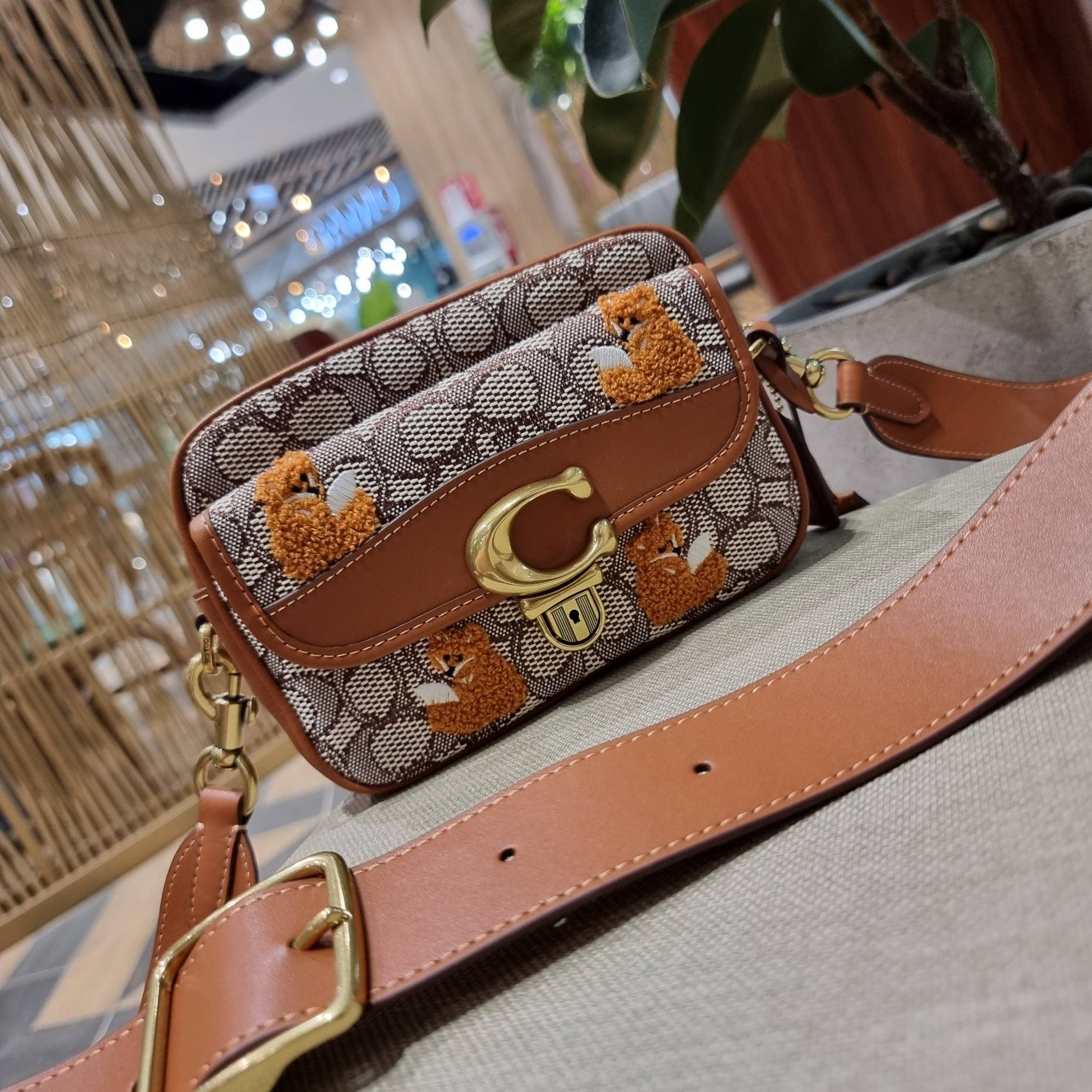 COACH C7764 STUDIO CAMERA BAG 19 IN SIGNATURE TEXTILE JACQUARD WITH CREATURES น้องเล็กใหม่สุดอีกหนึ่ง!! ขนาดเล็กกะทัดรัด มาแบบเลิศๆหรูๆมากแม่ พร้อมเทกเจอร์สุดคิ้วท์!! กระเป๋าสะพายข้างลุคไฮน์ ที่ดีไซน์ออกมาได้ปัง และดูแพงมากๆ ด้วยดีเทลคลาสสิคผสานความเป็นเอ