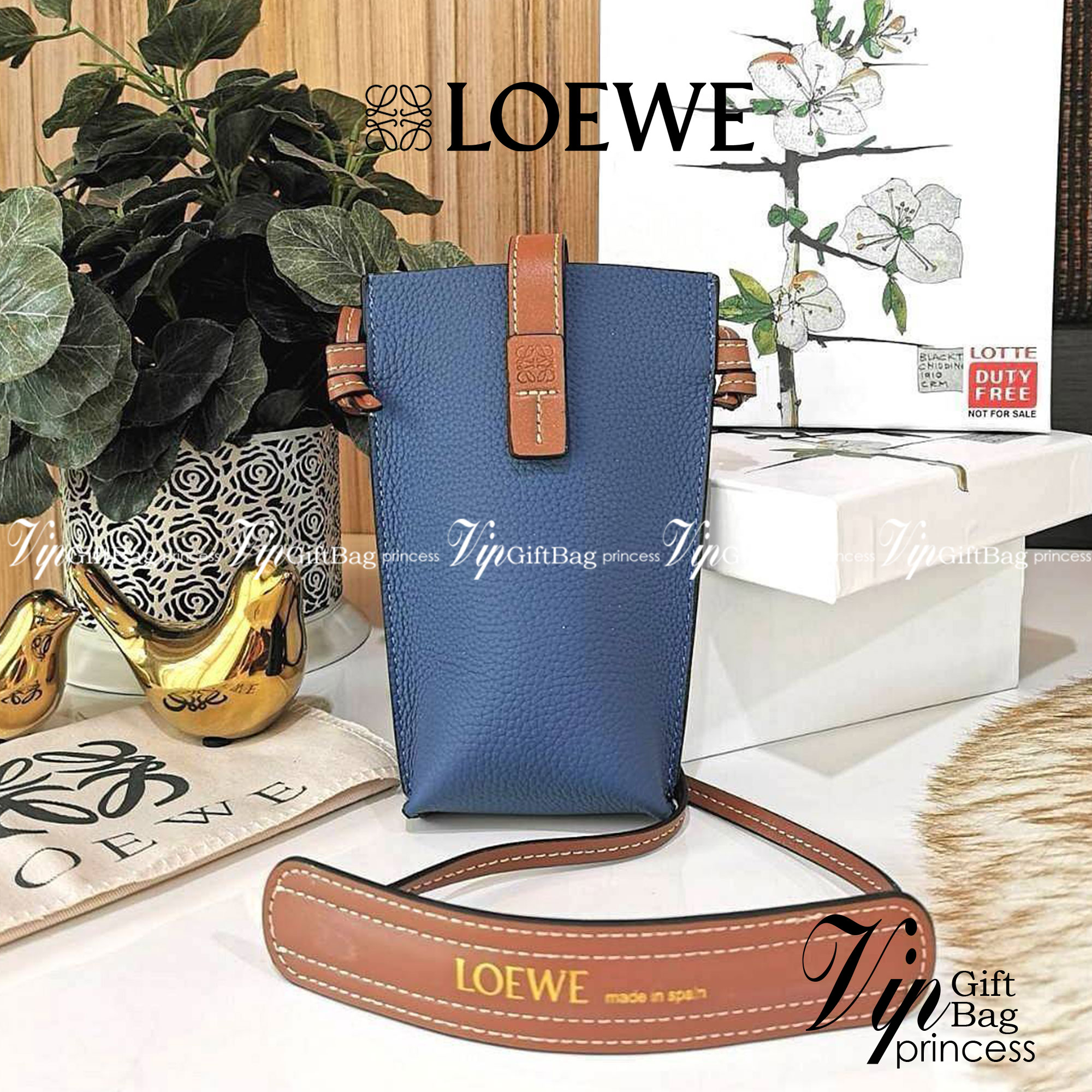 LOEWE MINI CROSSBODY BAG GIFT WITH PURCHASE (GWP) กระเป๋าสะพาย Limited จาก LOEWE วัสดุ Calfskin หนังแท้หนังสวยอยู่ทรงขนาดมินิดีไซน์มินิมอล ภายในโล่งใส่มือถือ บัตร ของจุกจิกได้ ด้านหลังมีช่องใส่ของ พร้อมสายหนังแท้คล้องคอได้ สะพายไหล่ Crossbody ได้ สายเลื่อ