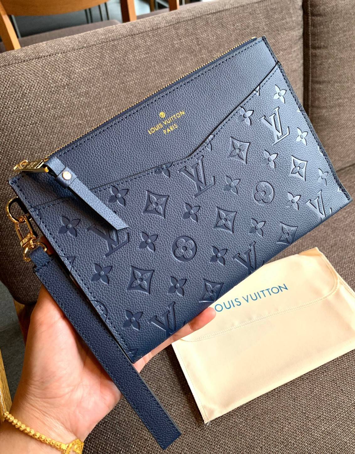 VIP 】จัดสินค้าคุณภาพมาให้สาวๆได้ใช้กันค่าา😘 Louis Vuitton Pochette Mélanie MM Monogram ใช้ขึ้นเครื่องได้เลย✈️ ✔️กระเป๋า ทรงคลัท แบบมีสายคล้องมือ ถอดออกได้หนึ่งสาย ✔️หนังแท้หนา ลายหนังพิมพ์ลายแบรนด์ได้สวยงามมากๆค่ะ