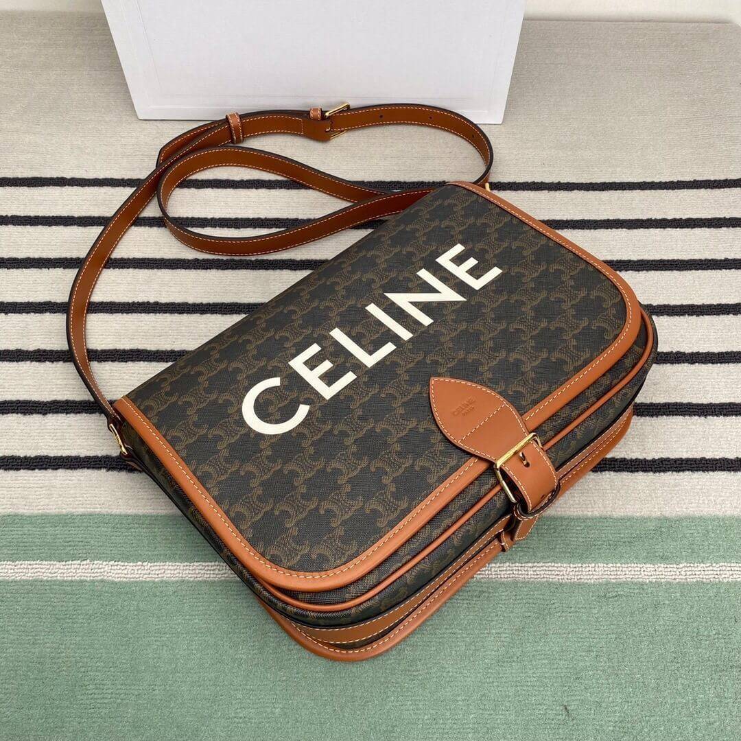 VIP 】Celine Messenger Folco Bag in Triomphe Canvas โดดเด่นไม่เหมือนกับลวดลายแคนวาสที่เป็นเอกลักษ์แบรนด์แบบไม่เหมือนใครให้ด้วยความเรียบหรูดูทางการ เพิ่มความภูมิฐานให้กับคุณอย่างลงตัวเลยทีเดียวสำหรับกระเป๋าทรงแนวนอน ซึ่งเป็นกระเป๋าที่ได้รับความนิยมอย่างมาก 