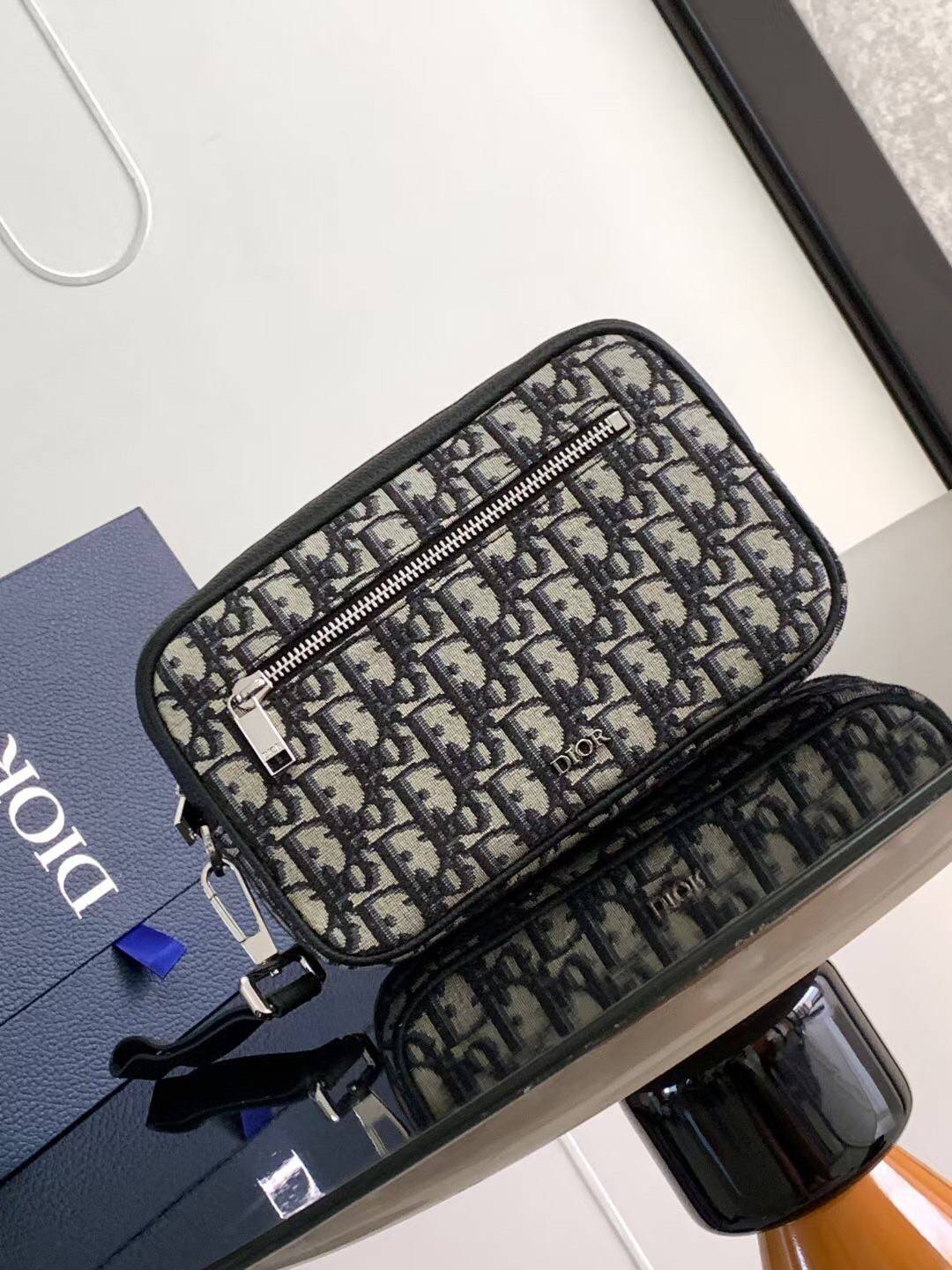 DIOR TOILETRY BAG Oblique Jacquard / Dior Toiletry Handbag พร้อมส่ง กระเป๋าถือมีสายคล้องมือ สวยหรูหราเป็นเอกลักษณ์แบรนด์ **สินค้าเกรดท็อปออริจินอล 1:1 สลับแท้ เกรดดีสุด ใช้งานต่างประเทศได้