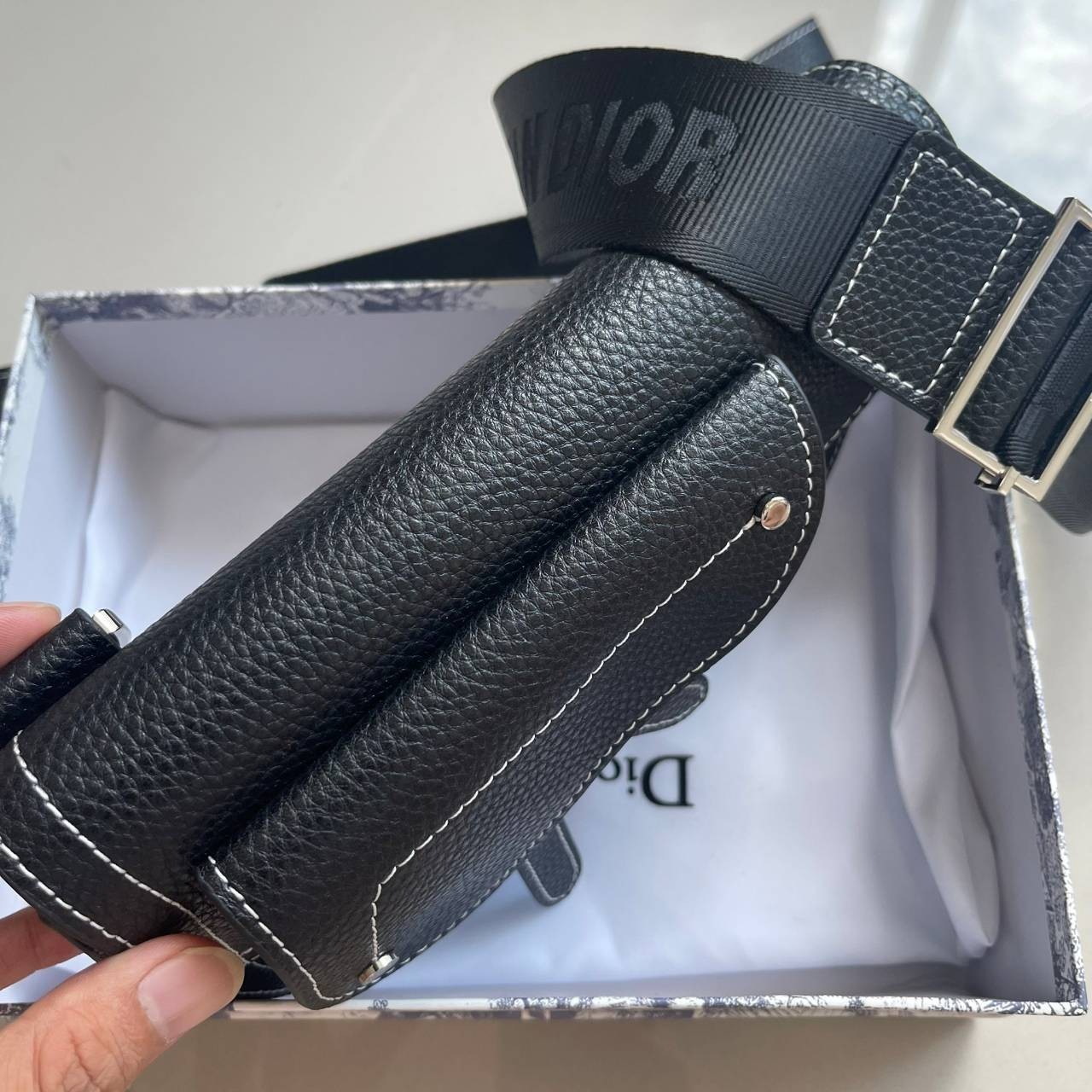 หนังแท้ CHRISTIAN DIOR SADDLE POUCH Black Grained Calfskin / DIOR SADDLE MESSENGER BAG พร้อมส่งที่ไทย กระเป๋า Saddle pouch คู่ใจขนาดกะทัดรัดและเหมาะสำหรับใช้ในชีวิตประจำวัน สีดำคลาสสิกเดินด้ายขาวตัดกัน เกรดออริจินอลหนังแท้ทั้งใบ ภาพสินค้าถ่ายจากงานขายจริง