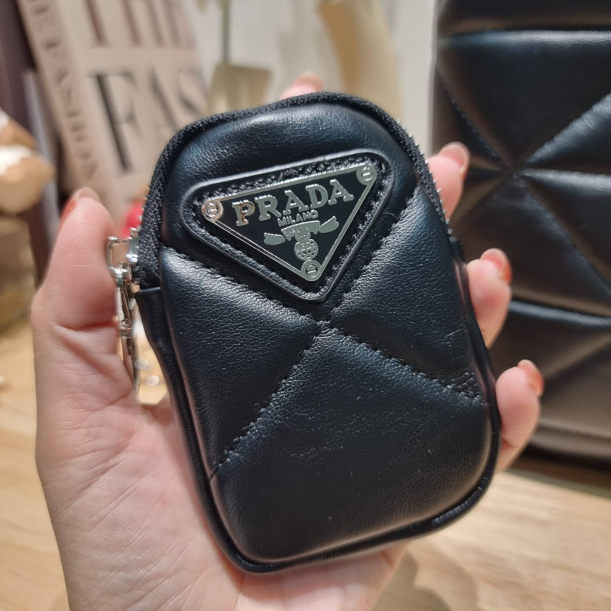 PRADA LEATHER PADDED BAG ใหม่ล่าสุด กับคอลเลคชั่นที่ทำออกมาตอบโจทย์ได้ทุกไลฟ์สไตล์ และเป็นยูนิเซ็กส์ กับกระเป๋าทรงโท้ท ขนาดกำลังดี