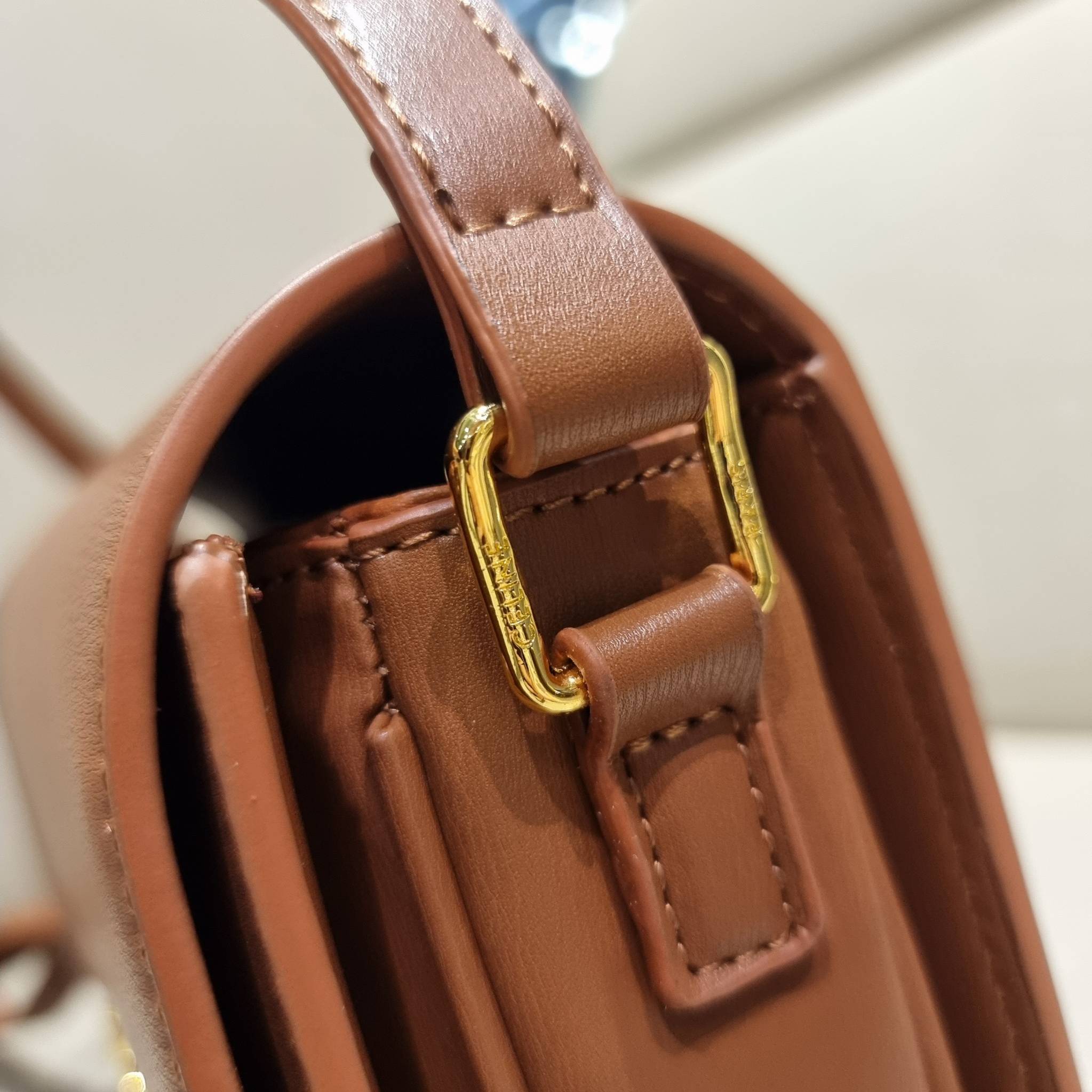 VIP 🥂 CELINE CLASSIQUE TRIOMPHE BAG IN SHINY CALFSKIN ไอเท็มสุดคลาสสิค ที่ขาดไม่ได้ กระเป๋าสะพายทรงสวยคลาสสิค แฝงความผู้ดี ที่ใช้ได้ทั้งชายหญิง วัสดุหนังแท้ เปิด-ปิดด้วยตัวกดล็อค สะดวกใช้มาก ภายในเป็นช่องโล่ง เก็บของได้เป็นสัดส่วน และยังมีช่องซิปใ