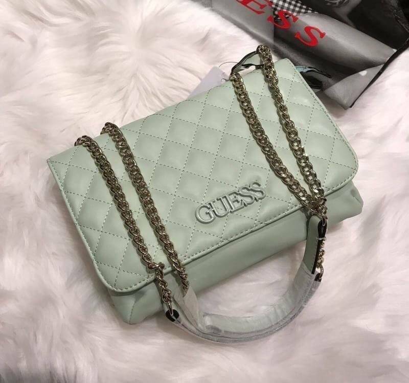 Guess Elliana Convertible Flap Over Crossbody กระเป๋าสะพายรุ่นใหม่จาก Guess factory รุ่นนี้สามารถสะพายได้ทั้งสายคู่และสายเดี่ยว สายสะพายโซ่ต่อหนังไม่เจ็บบ่า ด้านหน้าประดับtagโลหะหุ้มหนังถอดออกได้ วัสดุหนังpu ลายตาราง เรียบนิ่ม เปิดปิดกระเป๋าด้วยกระดุมแม่เ