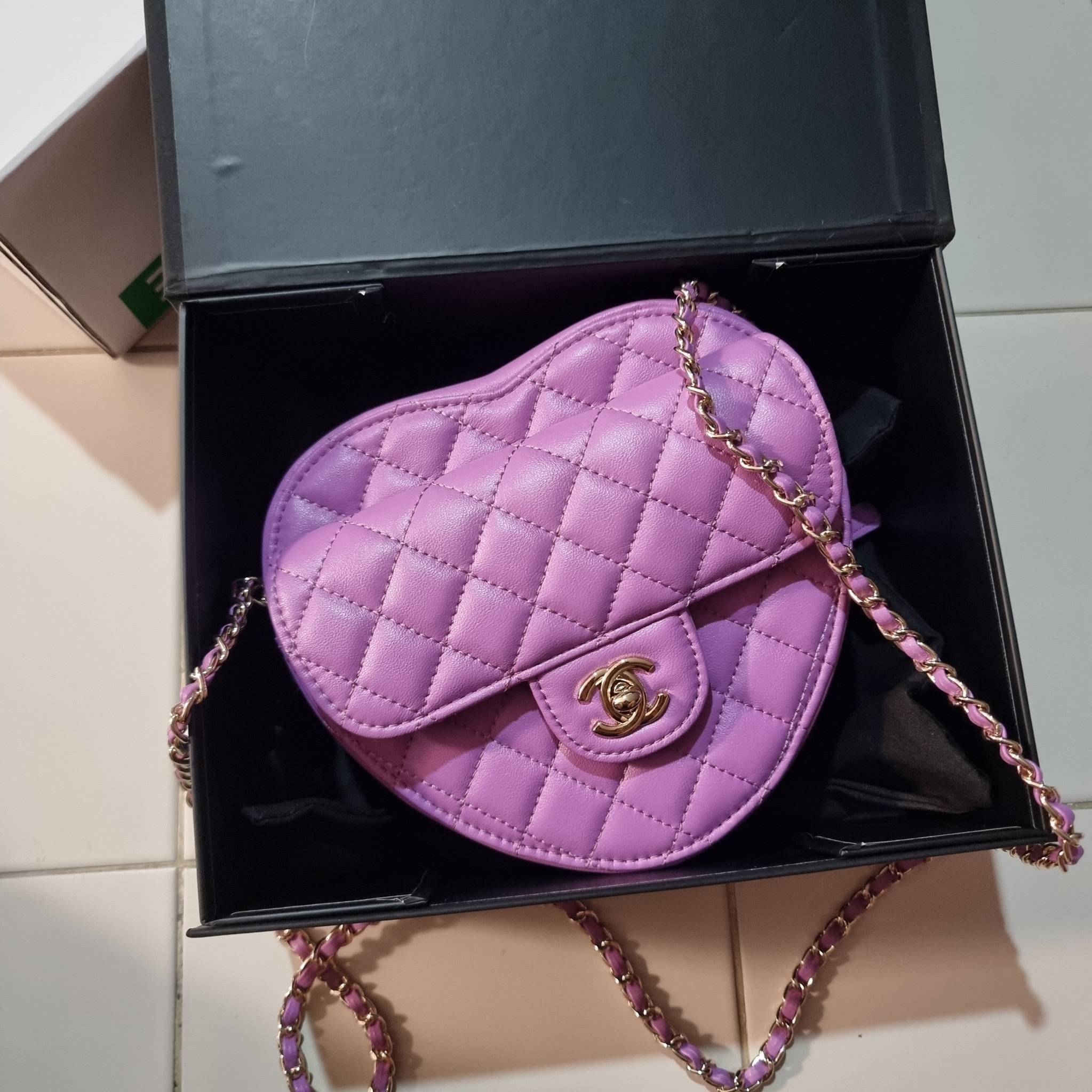 VIP 🥂 CHANEL Heart Bag Lambskin & Gold-Tone Meta ใหม่มาก สวยมาก มงมาก!! กระเป๋าสะพายสุดคิ้วท์ ที่ดีไซน์รูปทรงหัวใจไม่ซ้ำใคร น่ารักทุกสี น่าใช้ไปเลยแม่!! วัสดุหนังแกะฟอกสี เปิด-ปิดด้วยซิป ด้านหน้ามีช่องเก็บของจุกจิก ภายในเป็นช่องโล่ง ใส่มือถือ ใส่ก