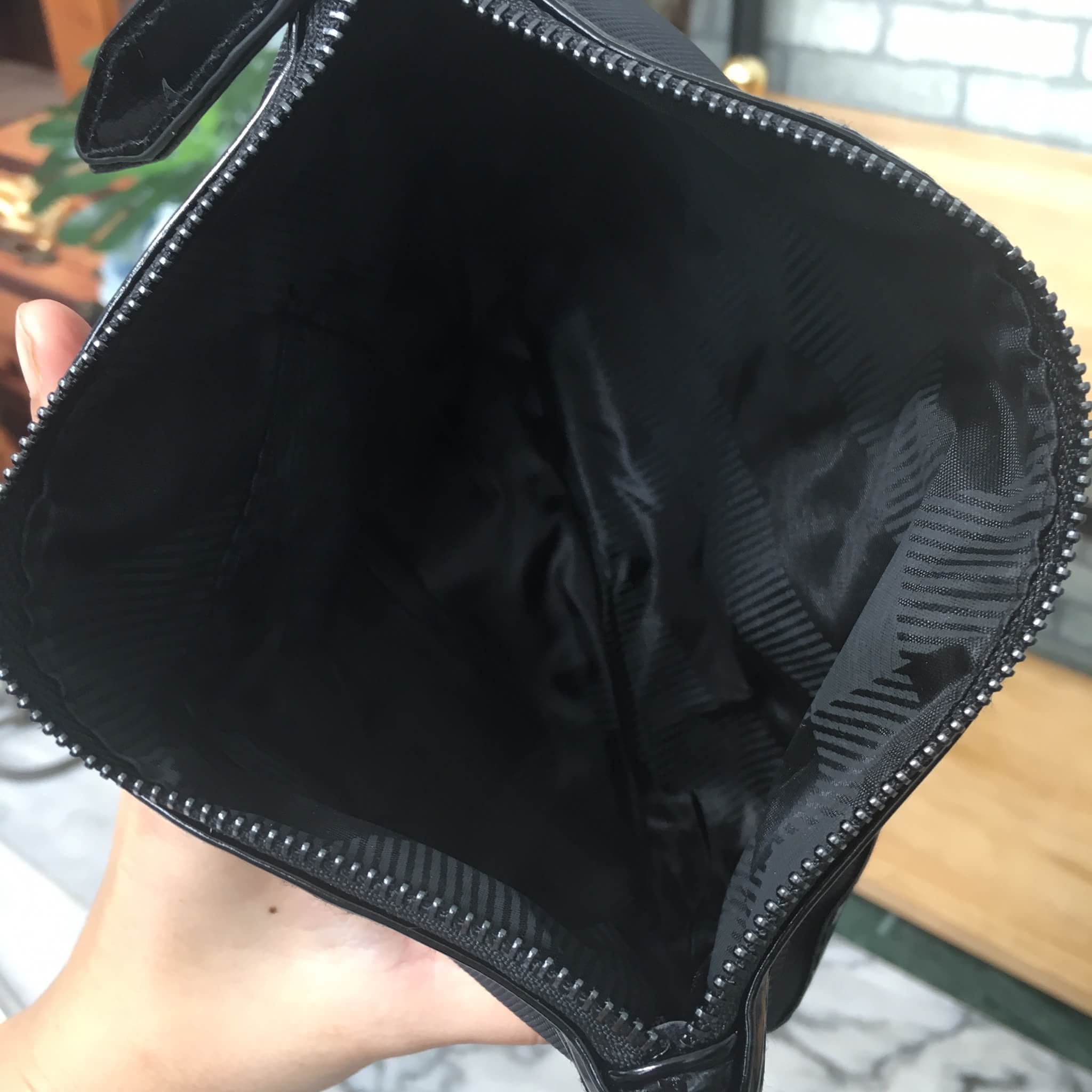 งานพรีเมี่ยมกิ้ฟ จากเคาเตอร์ต่างประเทศคะ 🐼รุ่น Limited edition ค่า ได้ กระเป๋าอเนกประสงค์ ใส่เครื่องสำอางค์ และของจุกจิก จากแบรนด์ BURBERRY มาค่า เป็น กระเป๋าผ้ากันน้ำตัดกับของหนังแก้วหรูมากคะ ขนาดกำลังดีคะ ใส่มือถือได้ทุกรุ่น ใช้แล้วสวยมากๆ #คุ้ม