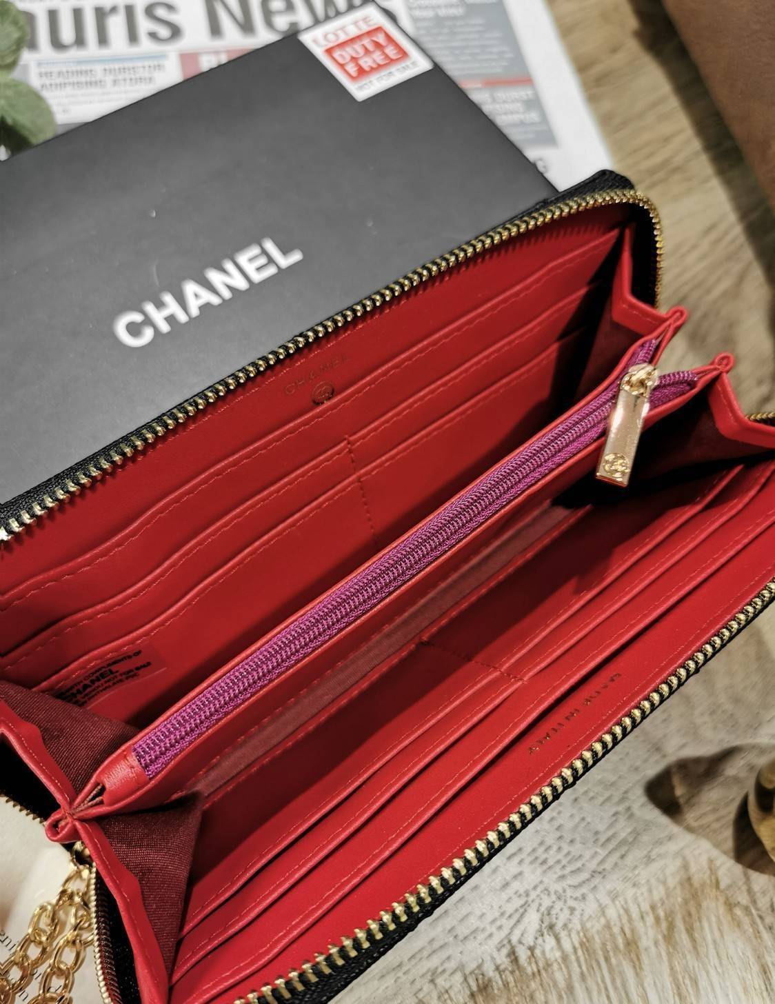 พรีเมี่ยมกิ๊ฟแท้ 100% 】Chanel Beaute Wallet Complimentary VIP Gift With Purchase (GWP) กระเป๋าสตางค์พรีเมี่ยมกิ๊ฟ จาก Chanel Cosmetic Counter Duty free วัสดุหนังคาเวียร์สวยหรูเปิดปิดด้วยซิปสะดวกใช้ ด้านหน้าประดับโลโก้แบรนด์อะไหล่ทอง