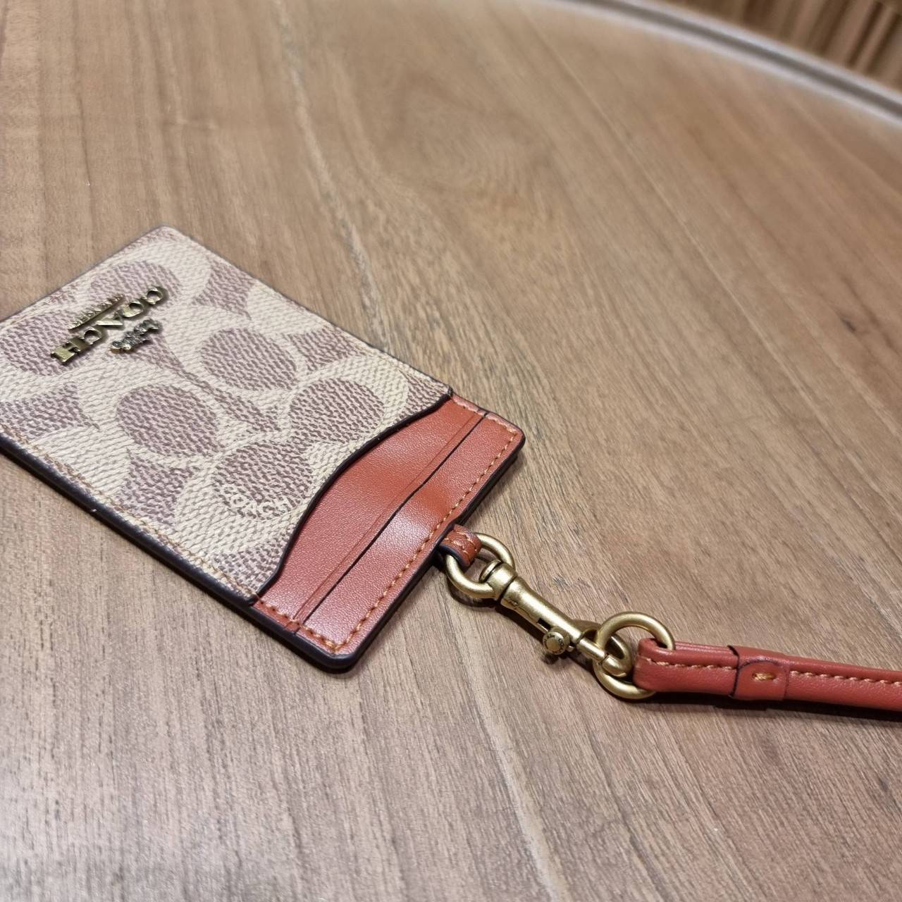 COACH ID LANYARD IN COLORBLOCK SIGNATURE CANVAS ง่ายๆแบบไม่ธรรมดา!! คลาสสิคแต่มีดีเทลโดดเด่น!! กระเป๋าถนอมบัตร พร้อมสายคล้องคอ ดีไซน์ลวดลายสวย ดูดีทุกแบบ ใช้งานง่าย พกพาสะดวก จะใส่บัตรพนักงาน บัตรเครดิต บัตรปชช. ใบขับขี่ และบัตรอื่นๆที่อยากจะใส่!! ตามใจไป