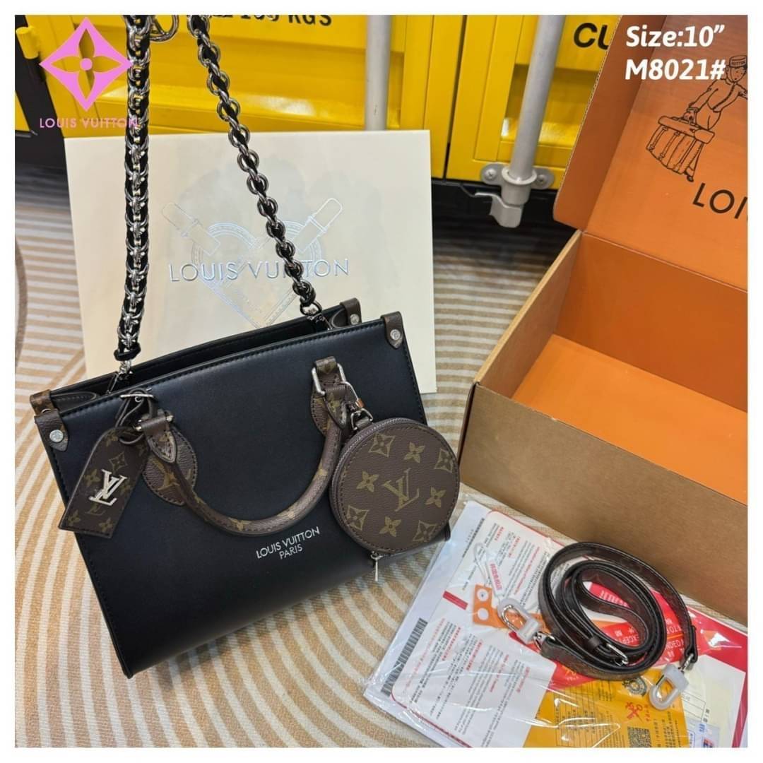 LV Onthego Leather Tote Bag กระเป๋าทรงโท้ทดีไซน์ใหม่ สีดำสุดคลาสสิก พร้อมสายสะพายโซ่ร้อยหนังสีดำเข้าเซ็ทและใบลูกลายโมโนแกรมตัดสีกันได้อย่างลงตัว ตอบโจทย์ได้ทุกลุค ทุกสไตล์