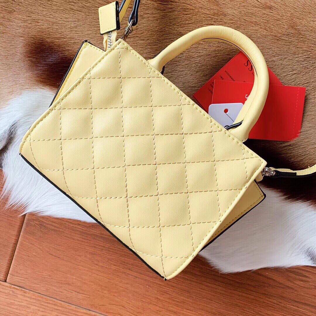 GUESS ELLIANA QUILTED MINI SATCHEL BAG กระเป๋าสะพายรุ่นยอดนิยม วัสดุ PU คุณภาพดี นิ่ม น้ำหนักเบาด้านหน้าประดับด้วยโลโก้แบรนด์สุดหรู เปิดปิดกระเป๋าด้วยซิปสะดวกใช้ ด้านในกว้างมีช่องซิปสำหรับใส่ของ ใส่มือถือได้ทุกรุ่น ซับในลายแบรนด์ สายสะพายหนังเลื่อนปรับระด