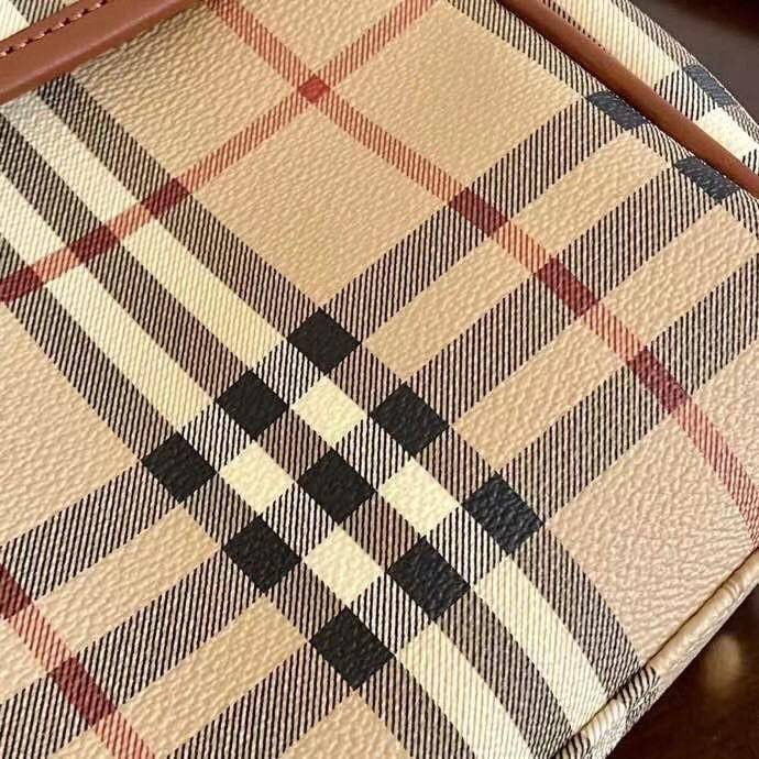 พรีเมี่ยมกิ๊ฟแท้ 100% 】Burberry london kelly bag vintage with strap Gift Bag กระเป๋าถือหรือสะพายไหล่ วัสดุ canvas ภายในโล่ง มี1ช่องซิป มีสายยาว มีฐานกันกระแทก ถอดสายได้ คุณนายสุดๆ ไม่ควรพลาดจริงๆค่า