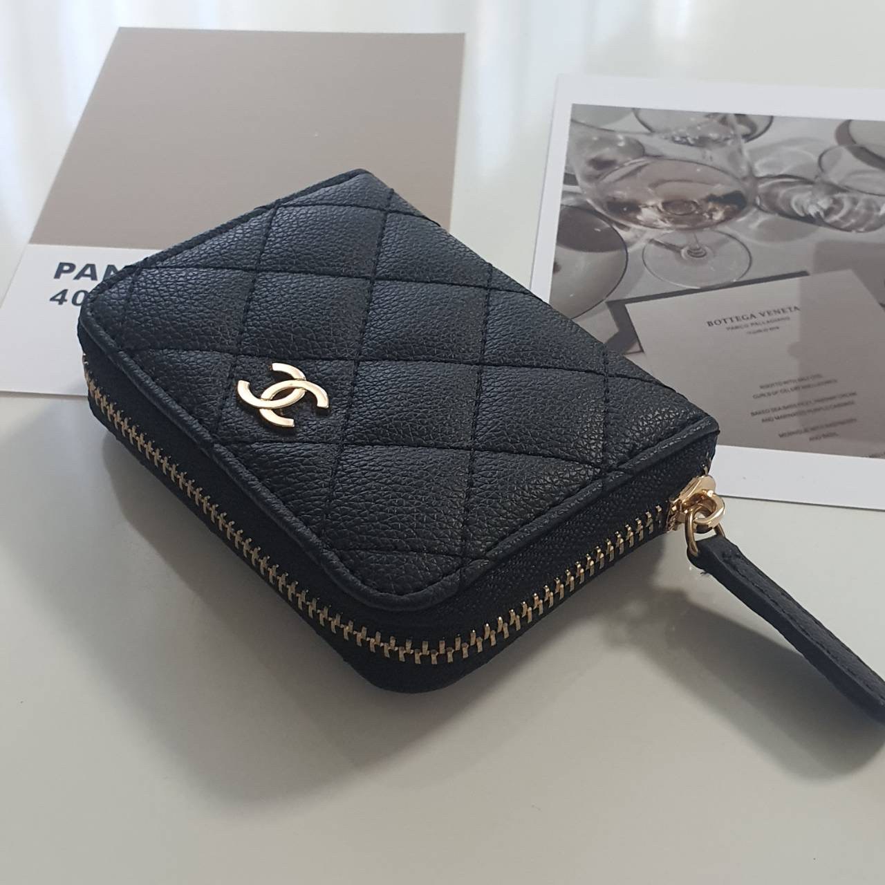 CHANEL SMALL ZIP WALLET พร้อมส่งที่ไทยแล้วค่ะ ♡♡ กับ กระเป๋าสตางค์ใบสั้น แนะนำรุ่นนี้คะ งานพรีเมี่ยมกิ้ฟท์จากเค้าเตอร์ต่างประเทศ **ทรงมินิน่ารักกก หนังสัมผัสลายด้าน จากแบรนด์ CHANEL (GWP) ด้านหน้ามีโลโก้แบรนด์ CC เปิดปิดด้วยซิปมีที่จับหนัง ด