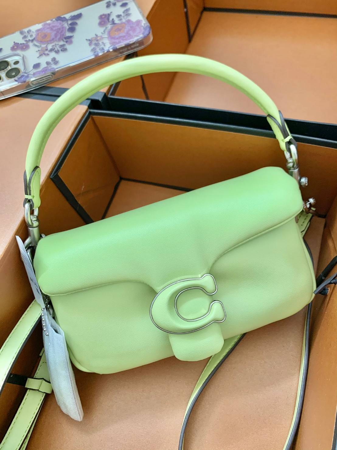 น้องสวยมากก สินค้าจริงสวยกว่าในรูป ไม่จกตาค่ะ! COACH PILLOW TABBY SHOULDER BAG 18 ((C3880)) 📣 พร้อมส่งที่ไทย คุณภาพเกินราคา! กระเป๋าหิ้ว//สะพายแบบครอสบอดี้ร์ 🔺หนัง nappa อย่างดี หนานิ่ม นุ่มมากๆ หลงรักน้องแน่นอน ✔️ใช้โลโก้แบรนด์รุ่น