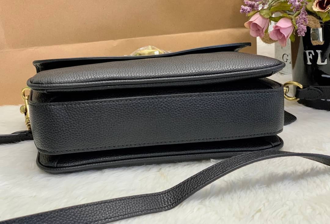 COACH CASSIE CROSSBODY BAG((68349//68348)) พร้อมส่งค่ะ! รุ่นฮิต กระเป๋าหิ้วได้//สะพายข้างหรือครอสบอดี้ร์ได้ หนังแท้นิ่มสวย เปิดปิดกระเป๋าแบบหมุนล็อค ภายในกระเป๋ามี3ช่องให้ใส่ของ แต่ล่ะช่องกว้าง สามารถใส่กระเป๋าเงินใบยาวได้;ของอื่นๆได้จุทีเดียวค่ะ ;มีช่องซ