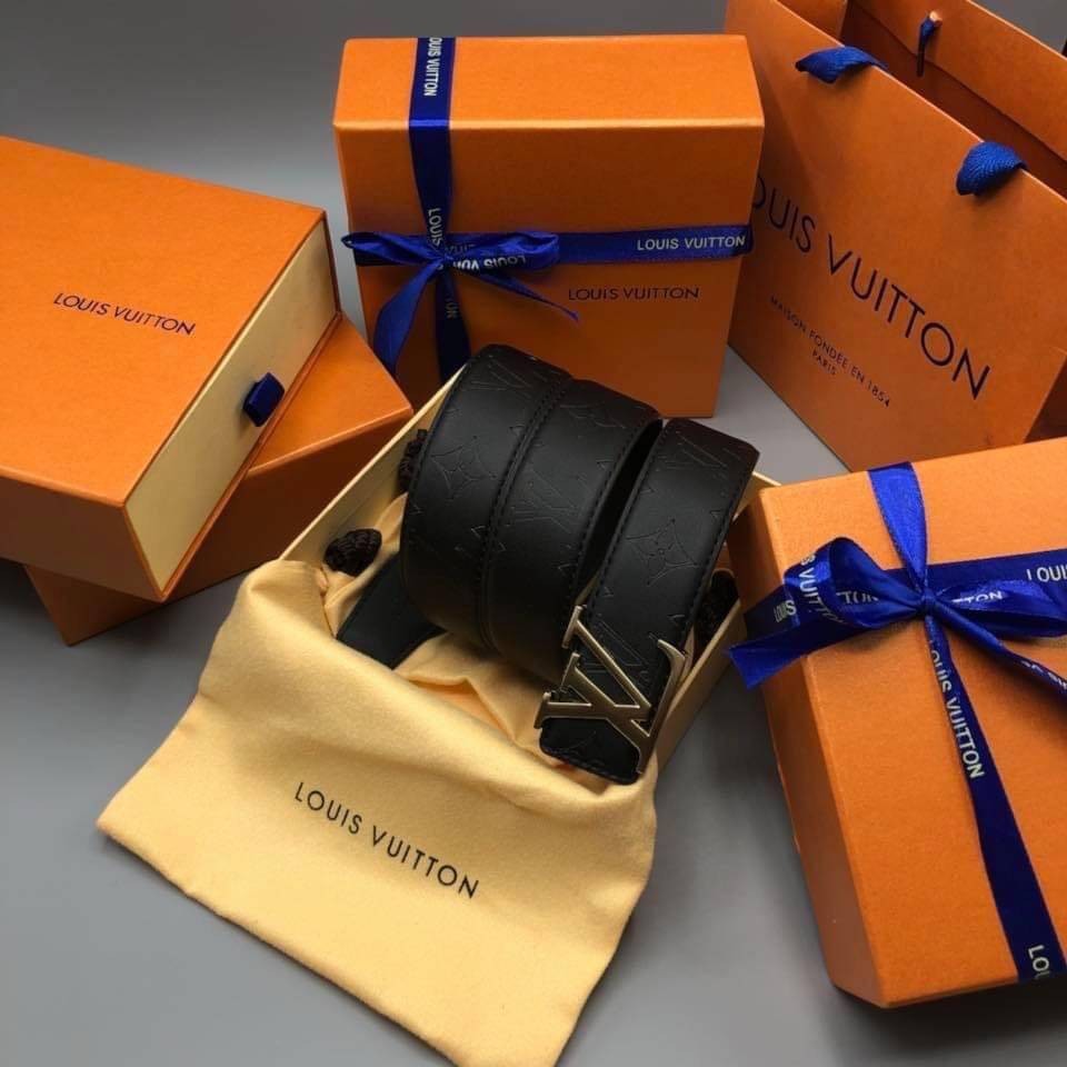 VIP 🥂 LV BELT LOGO เข็มขัดแบรนด์หัวโลโก้แบรนด์แบบ 3D สายหนังปั้มโลโก้ ดีไซน์เรียบหรูเข้ากับทุกลุ๊คใช้ได้ทั้งชายหญิง สินค้ามาพร้อม Original Package มีการ์ด ถุงผ้ากันฝุ่น ถุงกระดาษแบรนด์ กล่องแบรนด์ ครบชุดไอเท็มนี้แนะนำ ห้ามพลาดค่ะ!
