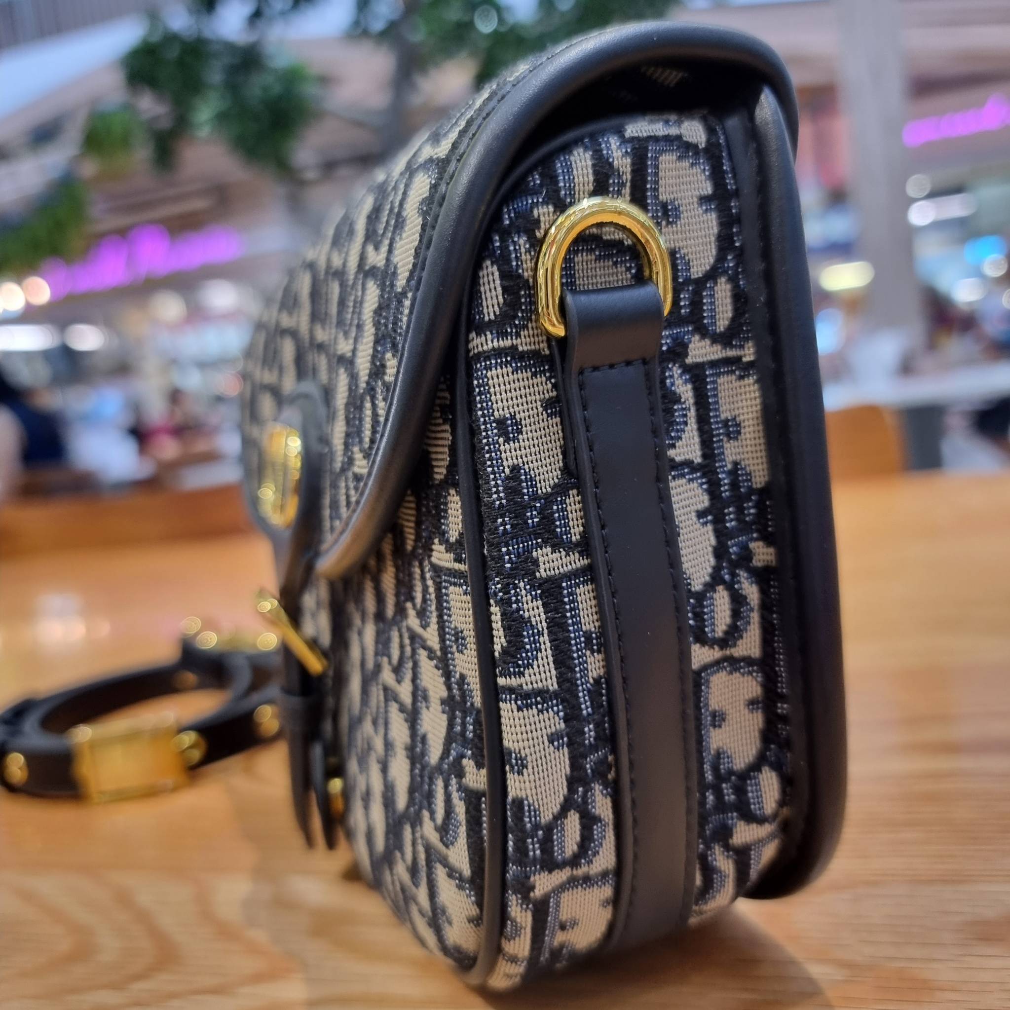 DIOR CD MEDIUM BOBBY BAG กระเป๋าสะพายข้างพรีเมี่ยมกิ๊ฟทรงสวย ดีไซน์ย้อนยุค เป็นเอกลักษณ์ไม่เหมือนใคร เปิด-ปิดด้วยกระดุมแม่เหล็ก ใช้งานง่าย อะไหล่ทองดูหรู ภายในเป็นช่องโล่ง มาพร้อมสายสะพาย crossbody ถอดออกได้ ปรับได้ จะถือเป็นคลัทช์ออกงานก็ได้ สะพายไปทำงาน