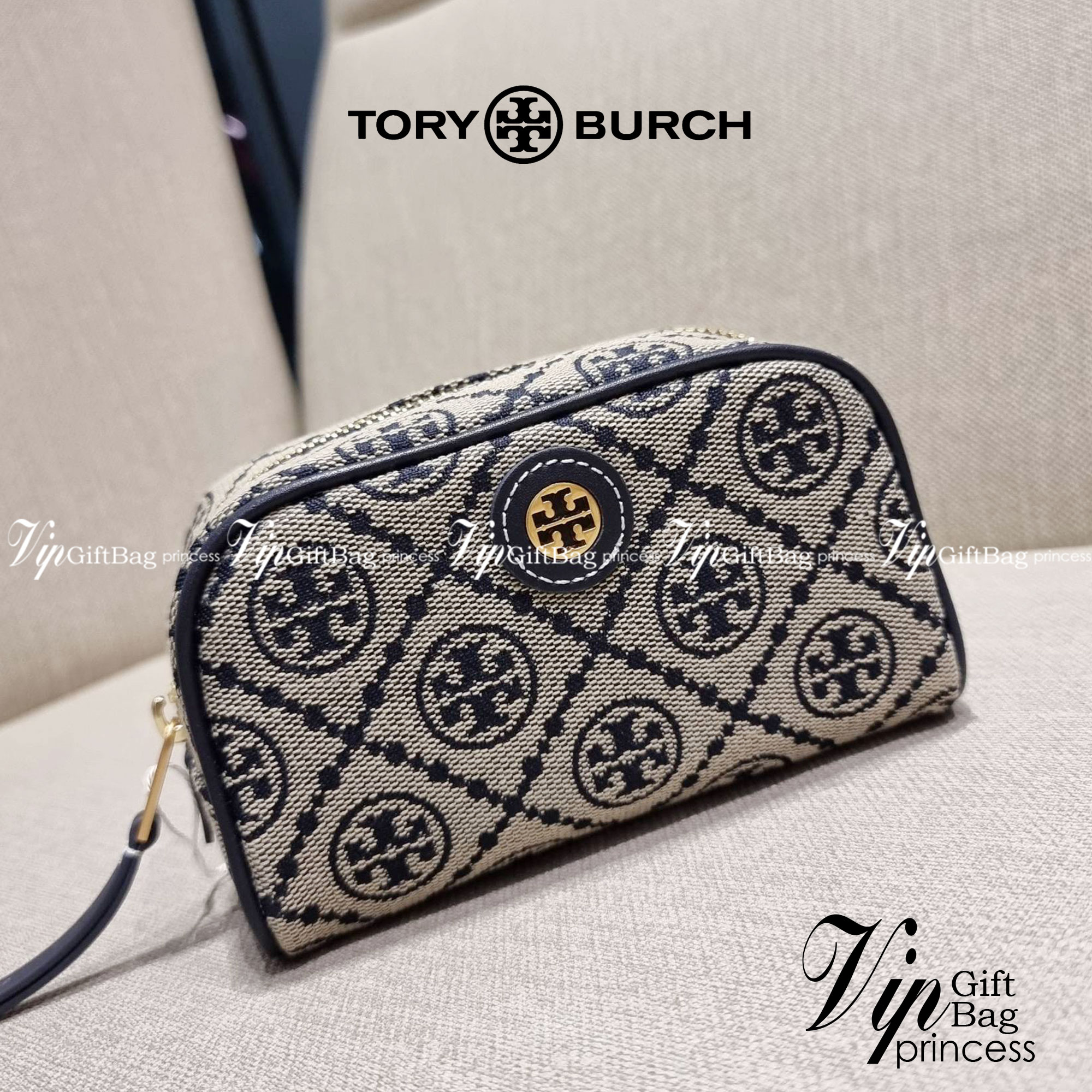 TORY BURCH T MONOGRAM JACQUARD MINI COSMETIC CASE ใหม่ล่าสุด กับกระเป๋าเอนกประสงค์ ที่ไม่ว่าจะไว้ใส่เครื่องสำอางค์ หรือจะไว้พกจำเป็นเช่น เงิน หรือกุญแจต่างๆ น้องใบนี้จัดให้ได้หมด สวยหรู ขนาดเหมาะมือ ถือแล้วขับผิว วัสดุผ้า jacquard รูดเปิด-ปิดด้วยซิป ภายใน