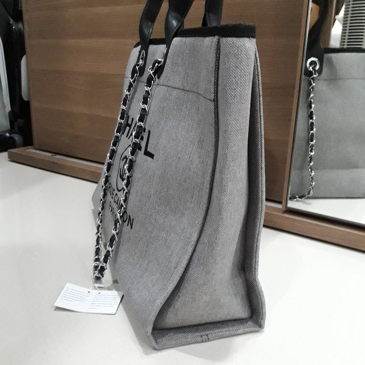 สีใหม่เข้าค้า ~~ รุ่นที่สาวๆรอคอย Chanel tote canvas bag จากงานพรีเมี่ยม VIP GIFT รุ่นดังเลยค้า Size ใหญ่อลัง บอกเลยว่า **งานดีที่สุด ตัวกระเป๋า กระเป๋าผ้าเป็นผ้า canvas เนื้อดีสมราคา สัมผัส นุ่มลื่นมือมากกกก อะไหล่เงินปั้มแบรนด์แท้ทั้งใบ ด้านหน้าปัก logo