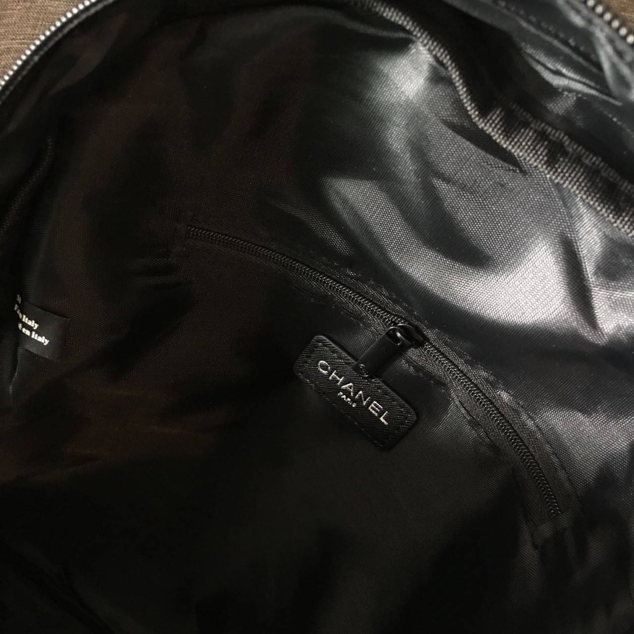 CHANEL VIP GIFT NYLON BACKPACK กระเป๋าเป้ Limited Edition VIP Gift With Purchase (GWP) ของเเท้จาก Chanel Perfumes Counter วัสดุ NYLON เนื้อหนาสีดำตัดโลโก้แบรนด์สีขาว เปิดปิดด้วยซิป หัวซิปแบรนด์ ขนาดกำลังดี น้ำหนักเบา กันนำ้ดูแลรักษาทำความสะอาดง่าย มีหูหิ้