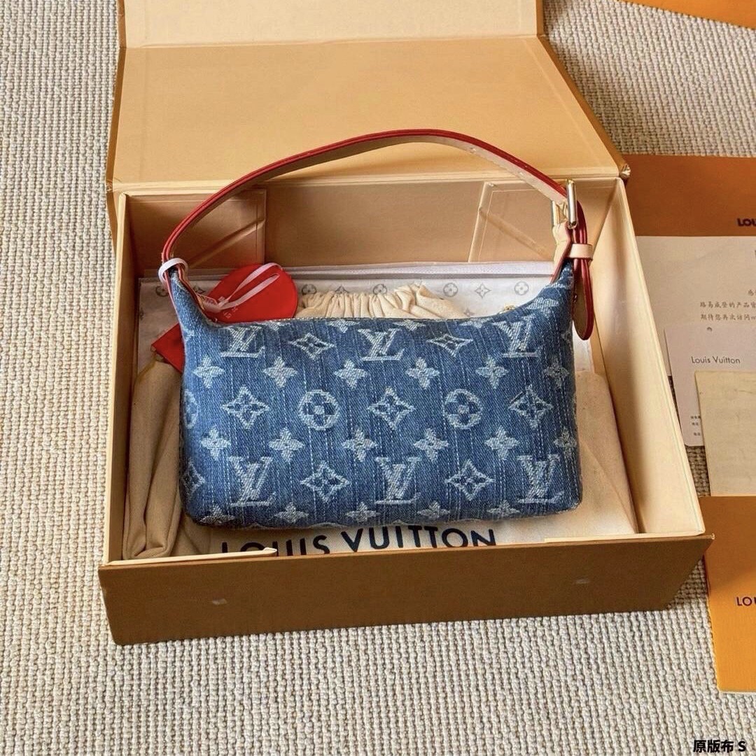 LV Hills Pochette Monogram cherry denim 20cm กระเป๋าถือดีไซน์สวยอัพลุคไฮน์ ถือหรือคล้องไหล่ได้สวยและโดดเด่นมีชีวิตชีวา ด้วยเดนิมวินเทจปักลายเชอร์รี่สีสันสดใสสะดุดตาสะท้อนสไตล์ไอคอนิก