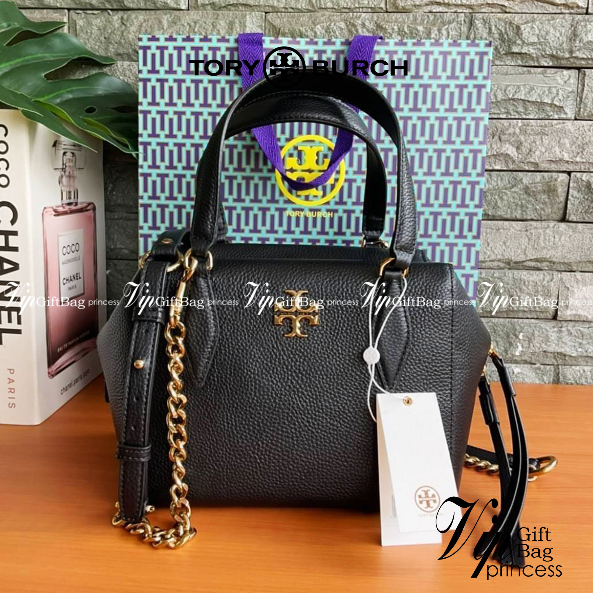 TORY BURCH KIRA PEBBLED SATCHEL BAG รุ่น 74650 กระเป๋าสะพาย Crossbody หนัง togo อะไหล่ทอง ทรงสวยสุดฮิต เป็นรูปทรงใหม่ มาแรงที่สุดในตอนนี้!! สัมผัสนุ่มมือ ตั้งอยู่ทรง ออกแบบเก๋ไก๋ สามารถปรับใช้ได้ 2 แบบ ไม่เหมือนใคร เปิดปิดด้วยซิป ภายในบุผ้าอย่างดี ช่องหลั