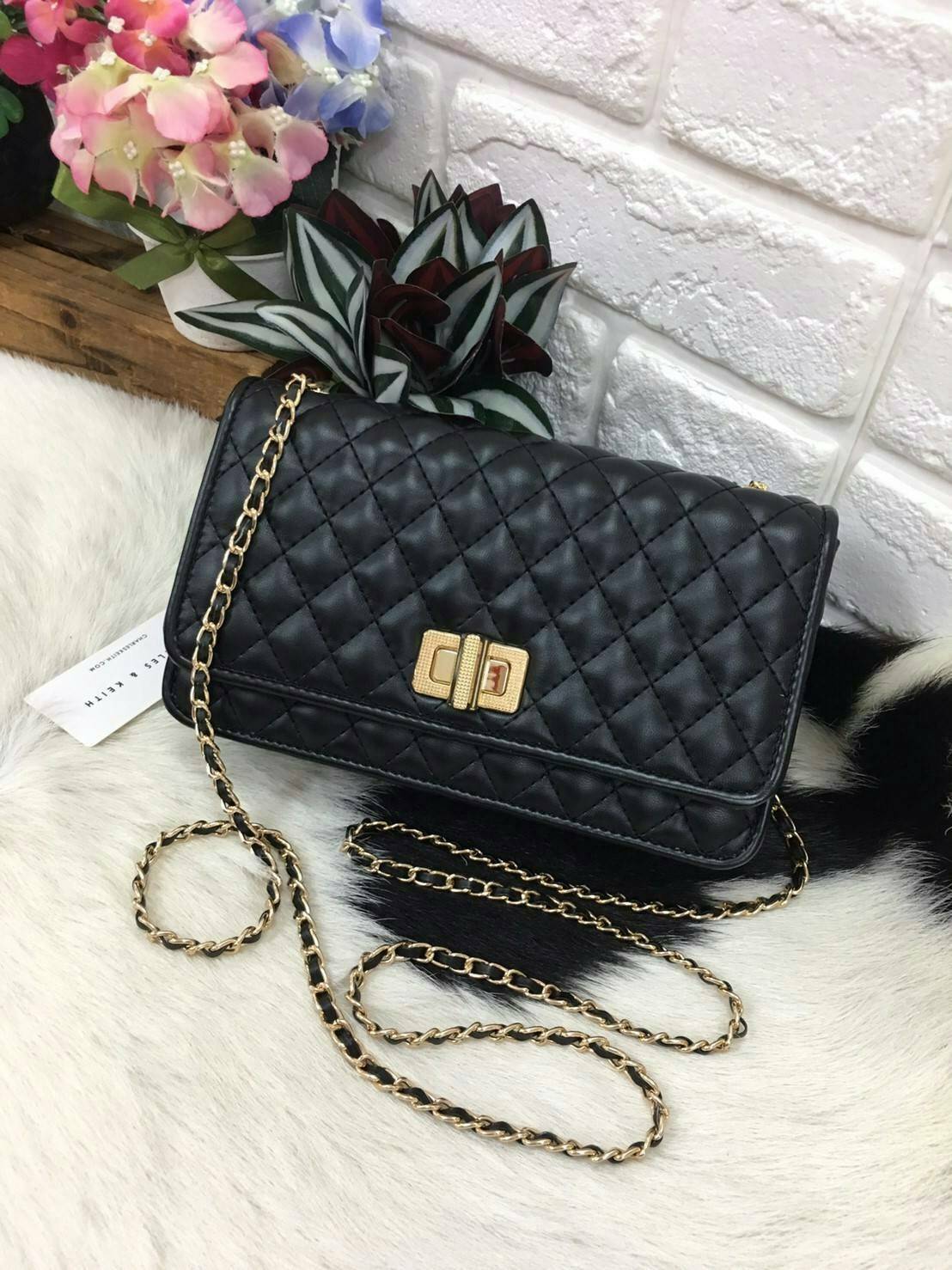 Charles&kieth quilted chain strap bag กระเป๋าขนาดมินิคลัช หนังPU เย็บตารางนูนทั้งใบ ด้านหน้าเปิด/ปิด แบบตัวบิดหมุน ด้านหลังมีโลโก้แบรนด์นูน ภายใน มีช่องใหญ่ ประกอบด้วย ช่องซิป ช่องการ์ด และมีช่องย่อย ใส่ของได้จุคุ้มสุด ๆ พกพาสะพายได้ทุกวัน น้ำหนักเบา จะสะ