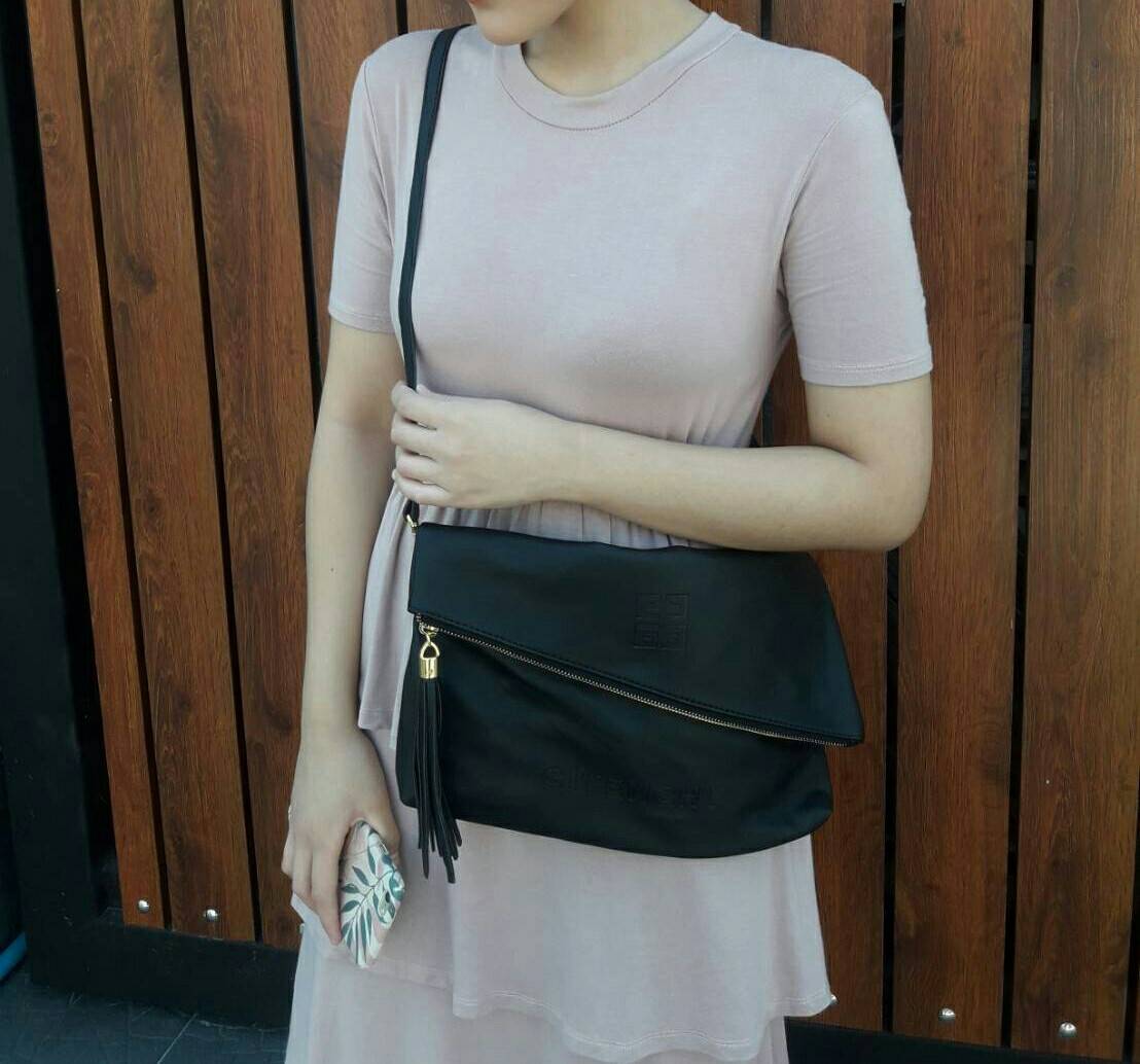 GIVENCHY ENVELOPE CLUTCH BAG กระเป๋าสะพายหรือ cluth bag วัสดุหนัง PU. ดีไซน์เก๋ ซิปเฉียงพร้อมซิปแบบพู่ สามารถสะพายหรือถือเป็น cluth ได้ค่ะ ภายในจุได้เยอะ ใส่ มีช่องซิปเล็กอีก 1 ช่อง ซับในลายแบรนด์ ใบนี้ all in 1 ค่ะ คุ้มสุดๆ