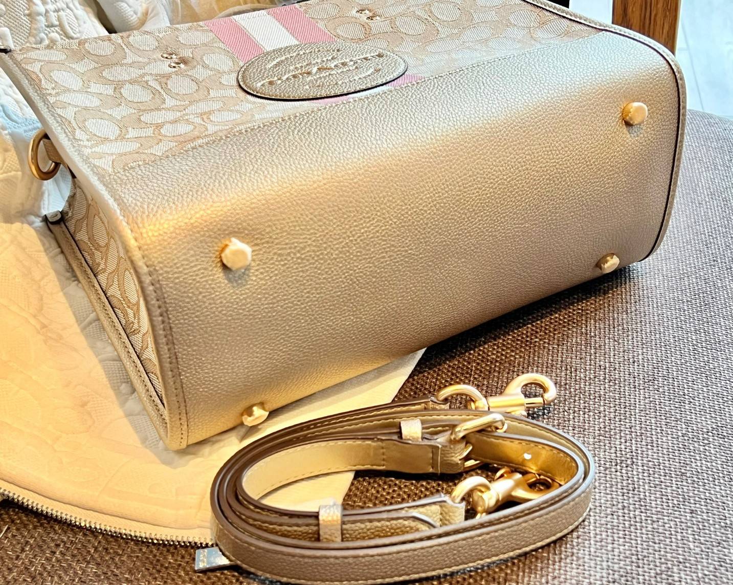 COACH DEMPSEY CARRYALL IN SIGNATURE JACQUARD WITH STRIP AND COACH PATCH((CE984)) ใบใหญ่ สีผู้ดีขับผิวมากๆเลยค่า😘 พร้อมส่งที่ไทย สีใหม่ล่าสุด2023! กับกระเป๋าทรงtote