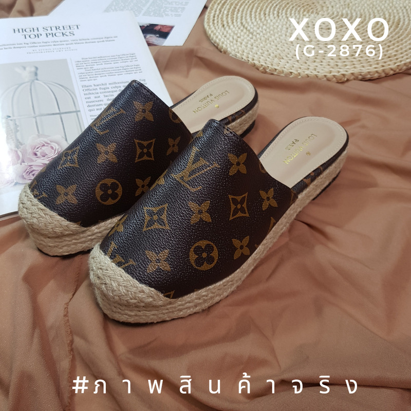 Louis Vuitton รองเท้างานสวม ส้นเสมอ มีส้นเล็กน้อย กำลังใส่สบาย ด้านหน้ากว้าง วัสดุหนังลายแบรนด์ แต่งปอหวายรอบส้น สวย เก๋ งานเรียบร้อย น้ำหนักเบา