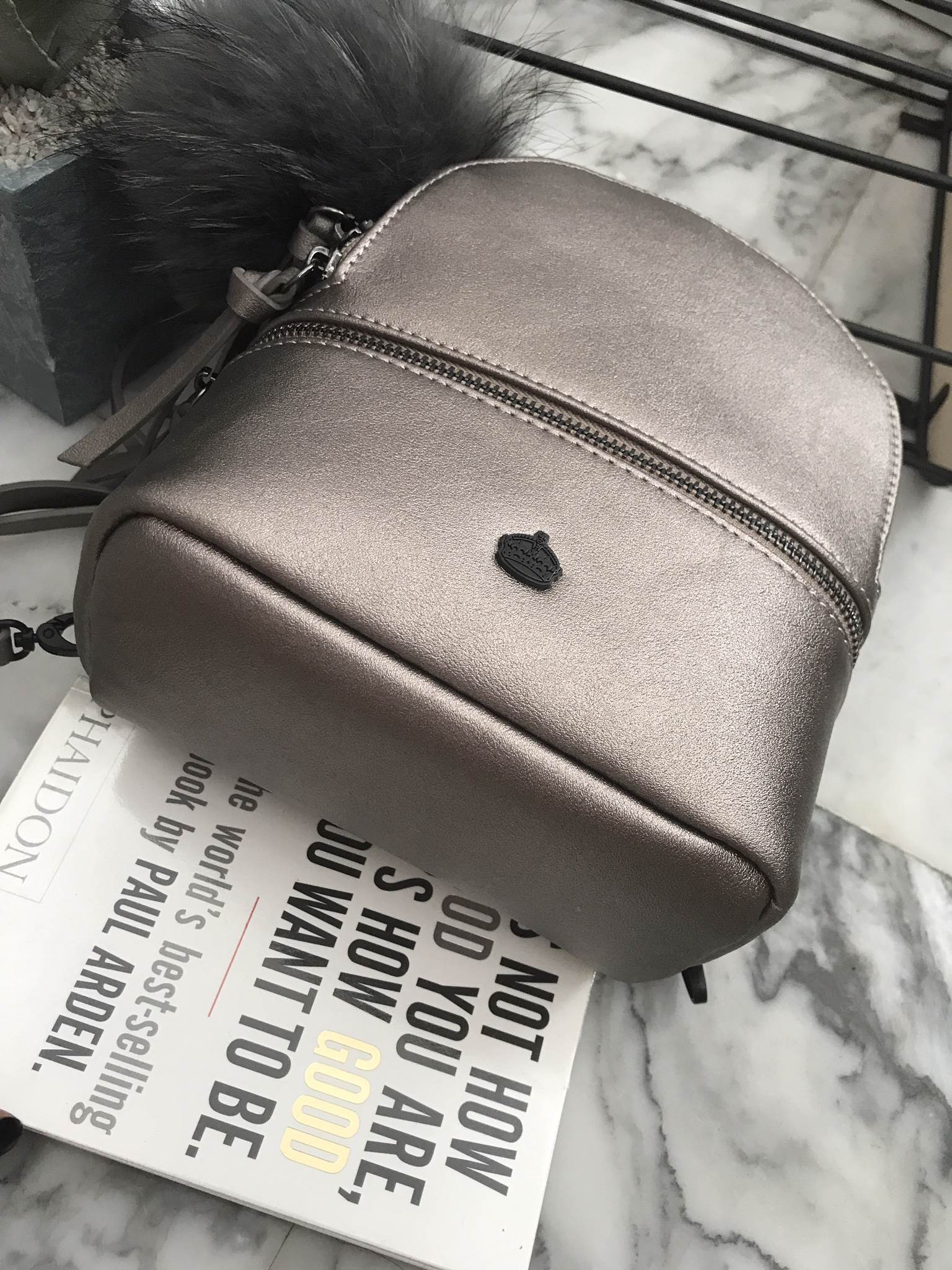 สินค้ารุ่นใหม่สัปดาห์นี้ ค๊า เป้ มินิ รุ่นใหม่ ได้ Look Minimal style แฝงความน่ารักนิดๆ ต้องใบนี้เลยค๊า KEEP ' All-day backpack with shoulder strap ' 📍ความพิเศษ คือ สาย ถอดได้ปรับเปลี่ยนได้ตามการใช้งาน (สะพายหลัง-สะพายข้างลำตัว ) ใน set 