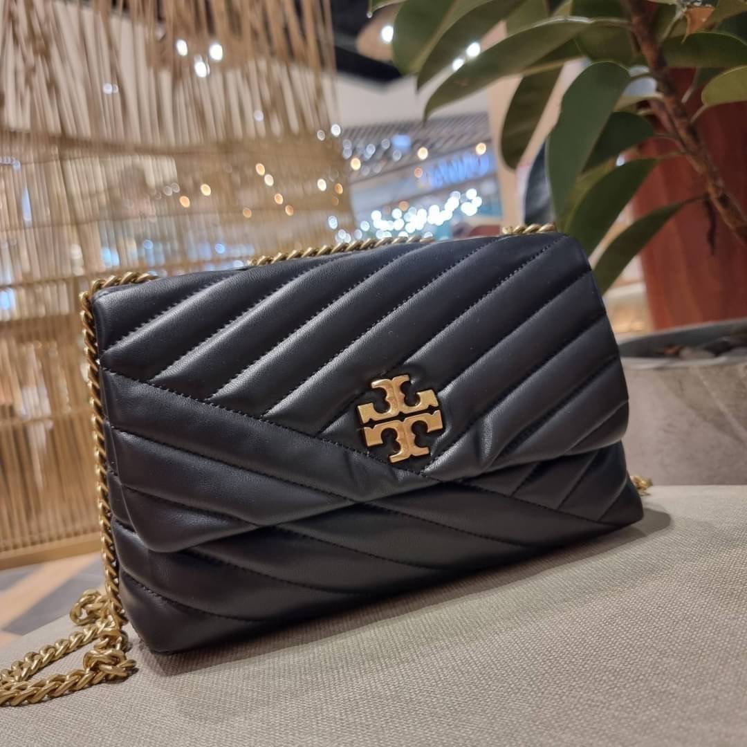 TORY BURCH KIRA CHEVRON CONVERTIBLE SHOULDER BAG (SMALL / MEDIUM) กระเป๋าสะพายรุ่นยอดฮิต ไซส์คลาสสิค ที่ใช้ยังไงก็ดูหรู ดีไซน์เฉพาะตัว วัสดุหนังแกะ สัมผัสนิ่ม เปิด-ปิดด้วยกระดุมแม่เหล็ก ภายในเป็นช่องโล่ง ใส่กระเป๋าสตางค์ มือถือ เครื่องสำอางค์ พาวเวอร์แบงค