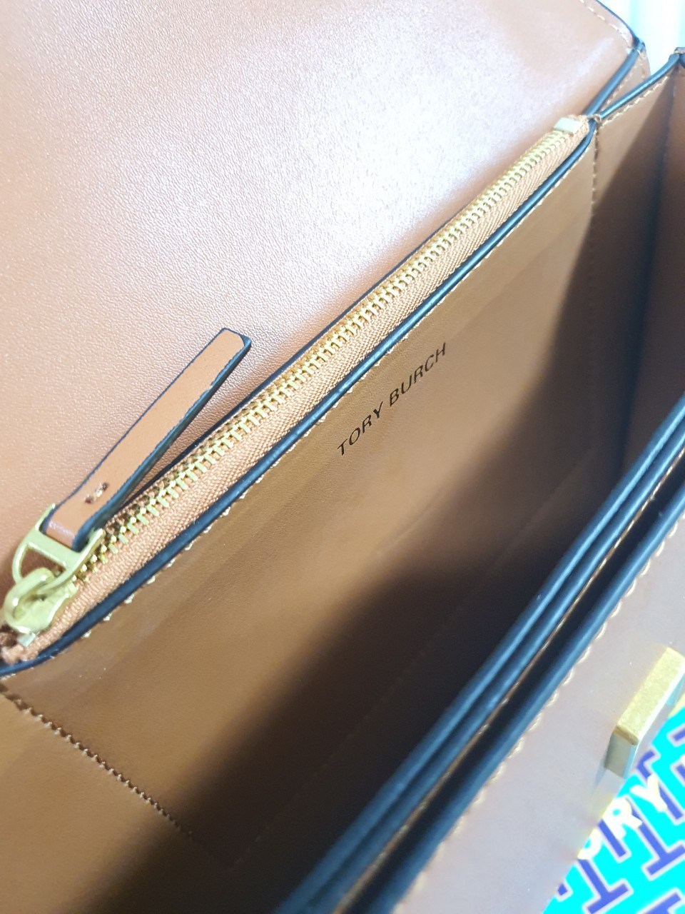 ของแท้ 💯% TORY BURCH ‘ELEANOR’ SHOULDER BAG กระเป๋าสะพายข้าง ไซส์กำลังน่ารัก วัสดุทำจากผ้าCanvas สลับหนังแท้ ฝาพับเปิดปิดด้วยแผ่นแม่เหล็ก มีช่องเล็กแยกอีกหลายช่อง ใส่โทรศัพท์ สมุดบัญชีได้